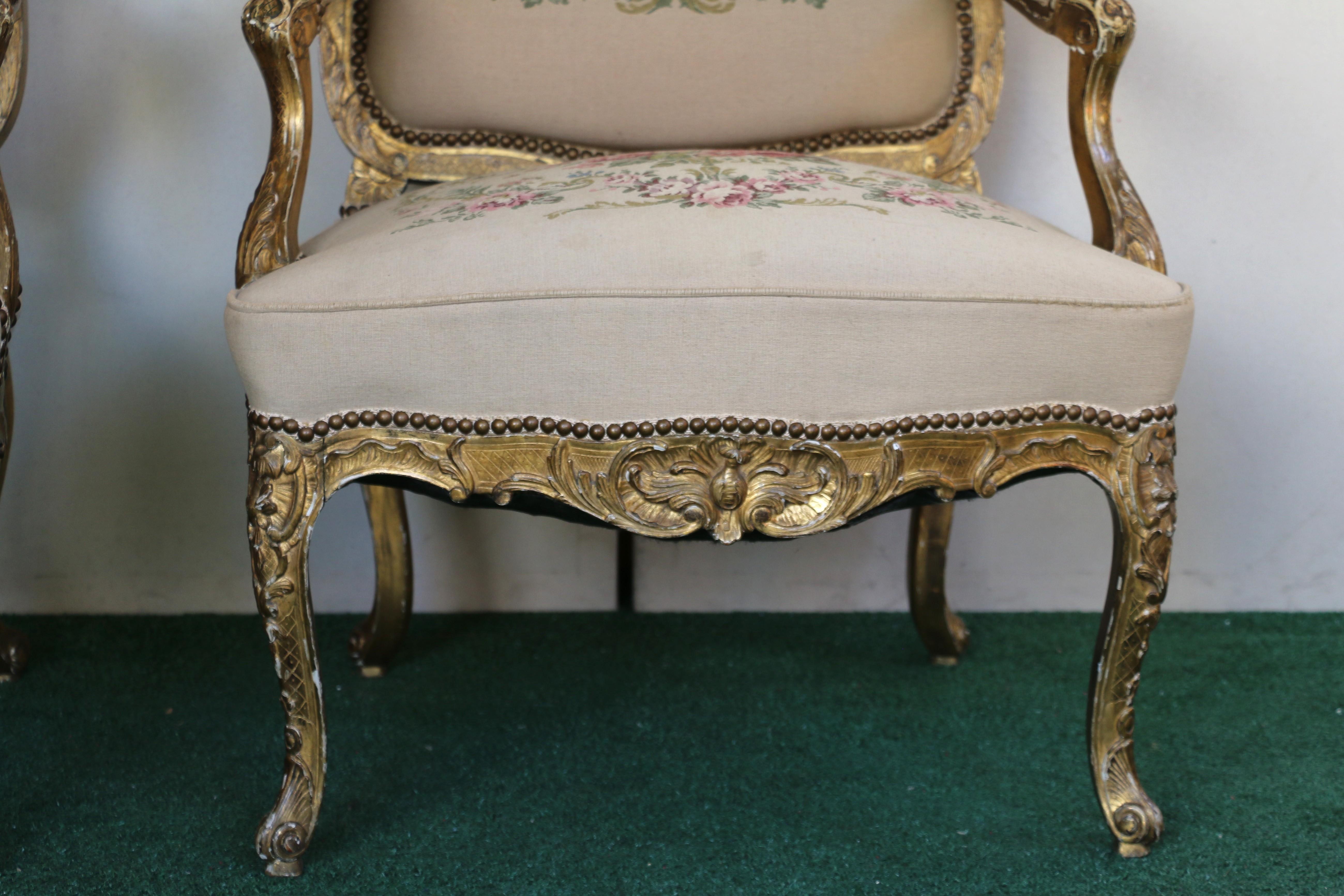 Francese Coppia di poltrone francesi con arazzo e legno dorato intagliato Sedie in vendita