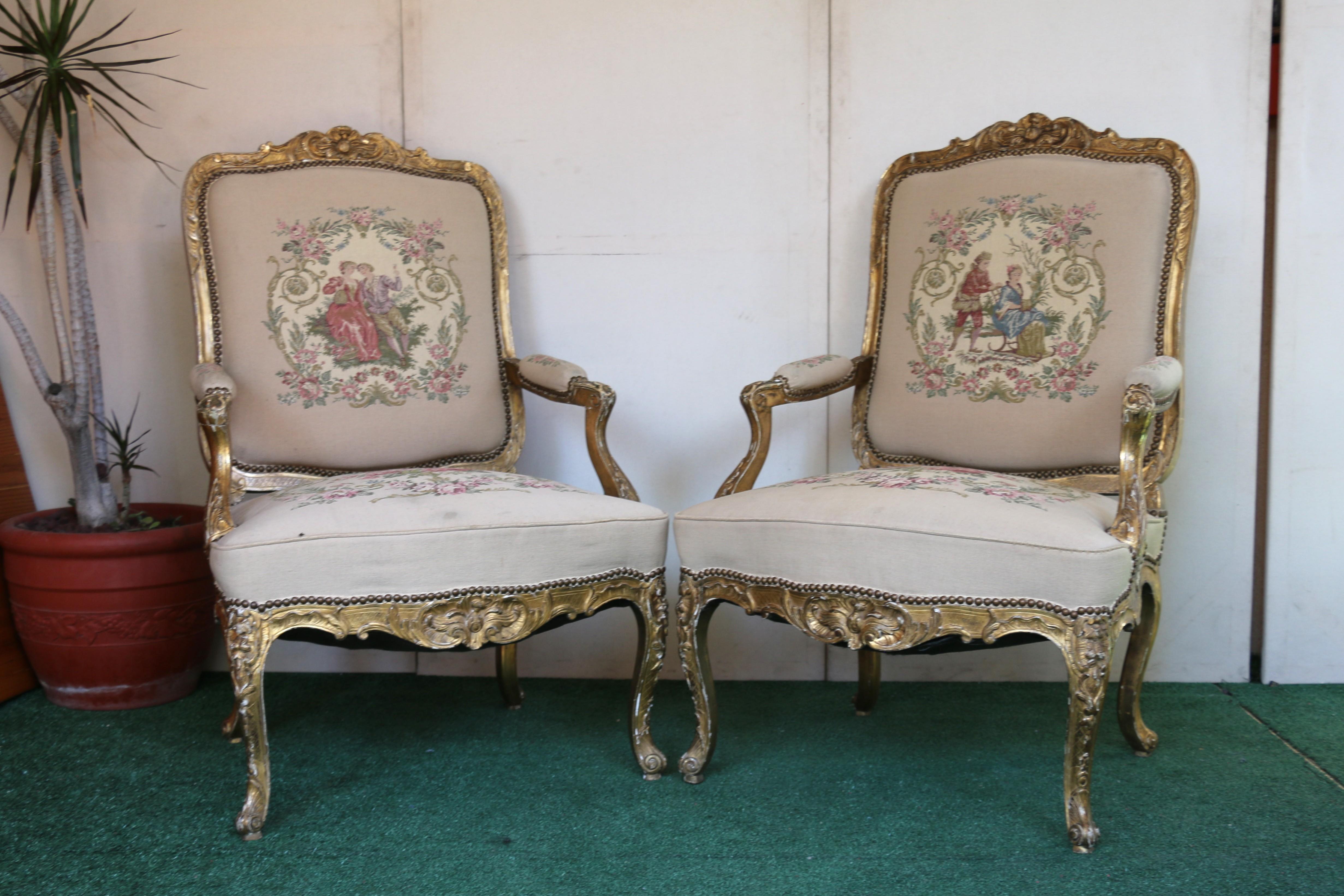 Arazzo Coppia di poltrone francesi con arazzo e legno dorato intagliato Sedie in vendita