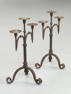 Ancienne paire de bougeoirs français en fer forgé provenant d'un château du sud de Cannes