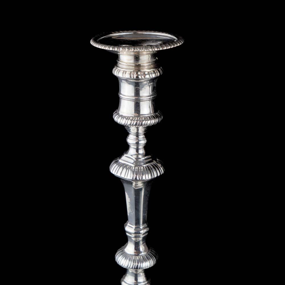 Antiguo par de candelabros de plata Jorge II de William Café Británico en venta