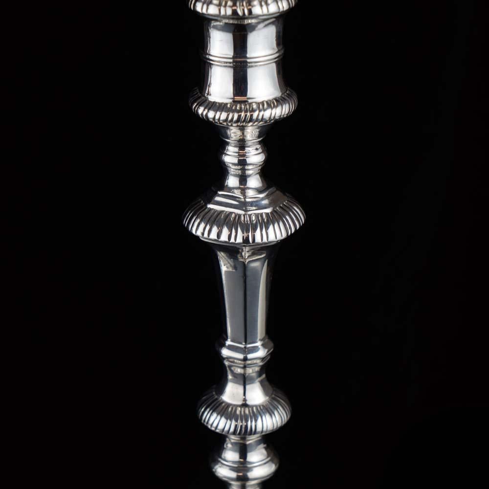 Antiguo par de candelabros de plata Jorge II de William Café siglo XVIII en venta