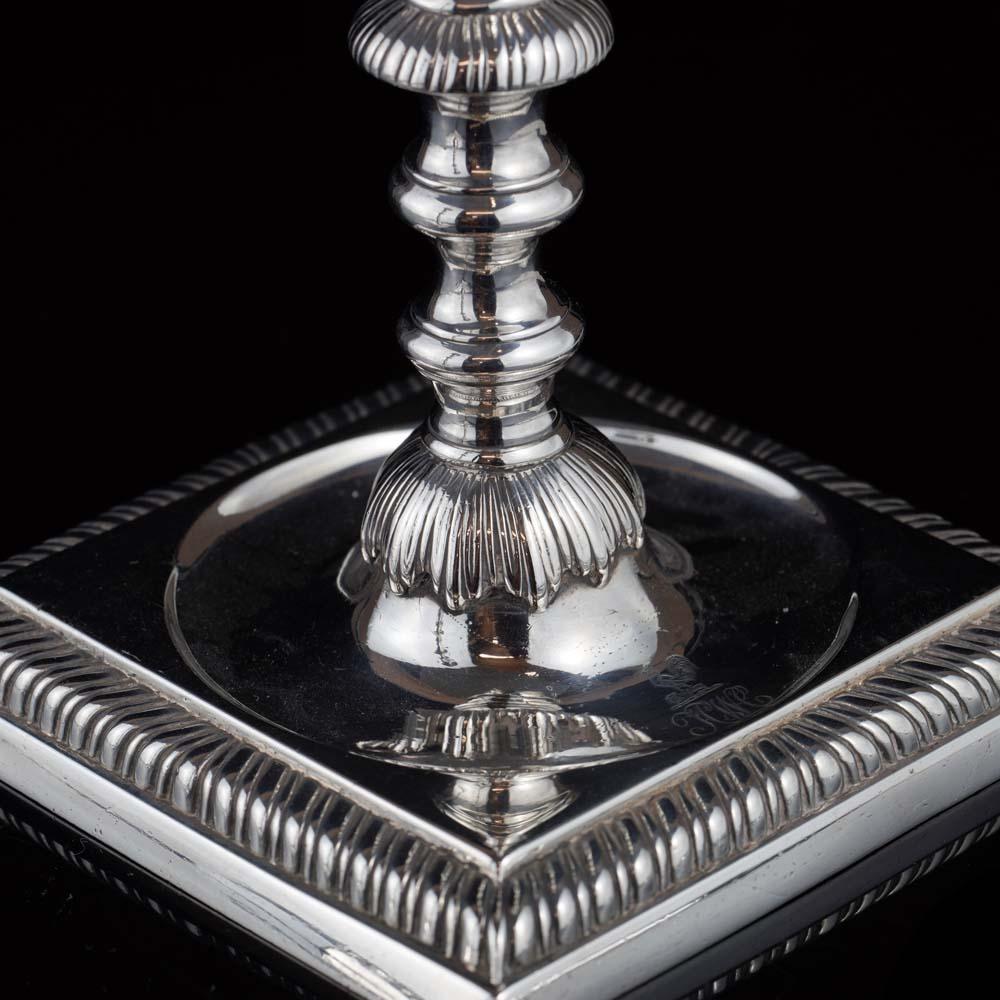 Antiguo par de candelabros de plata Jorge II de William Café en venta 3