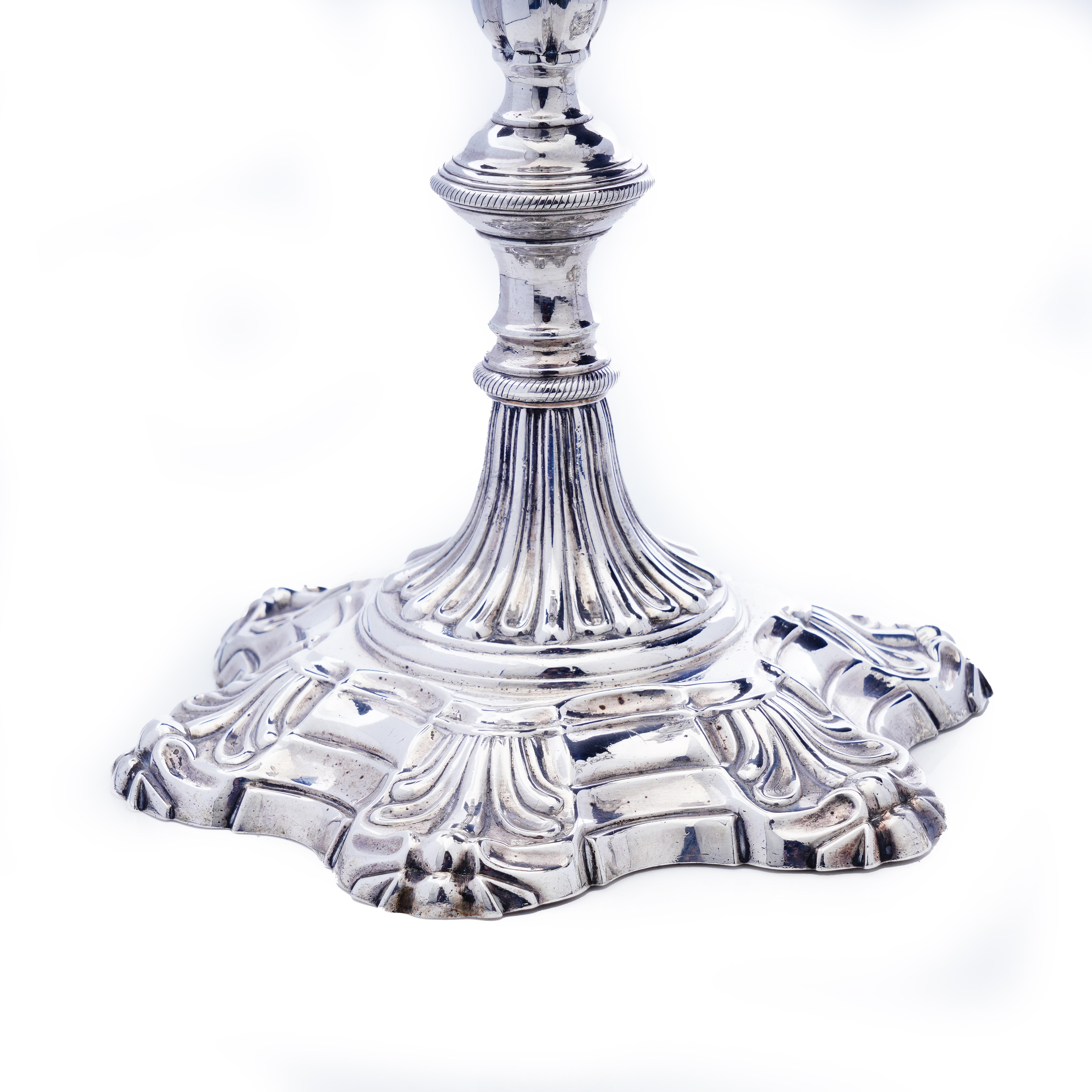 Milieu du XVIIIe siècle Paire d'anciens chandeliers en argent de George II en vente