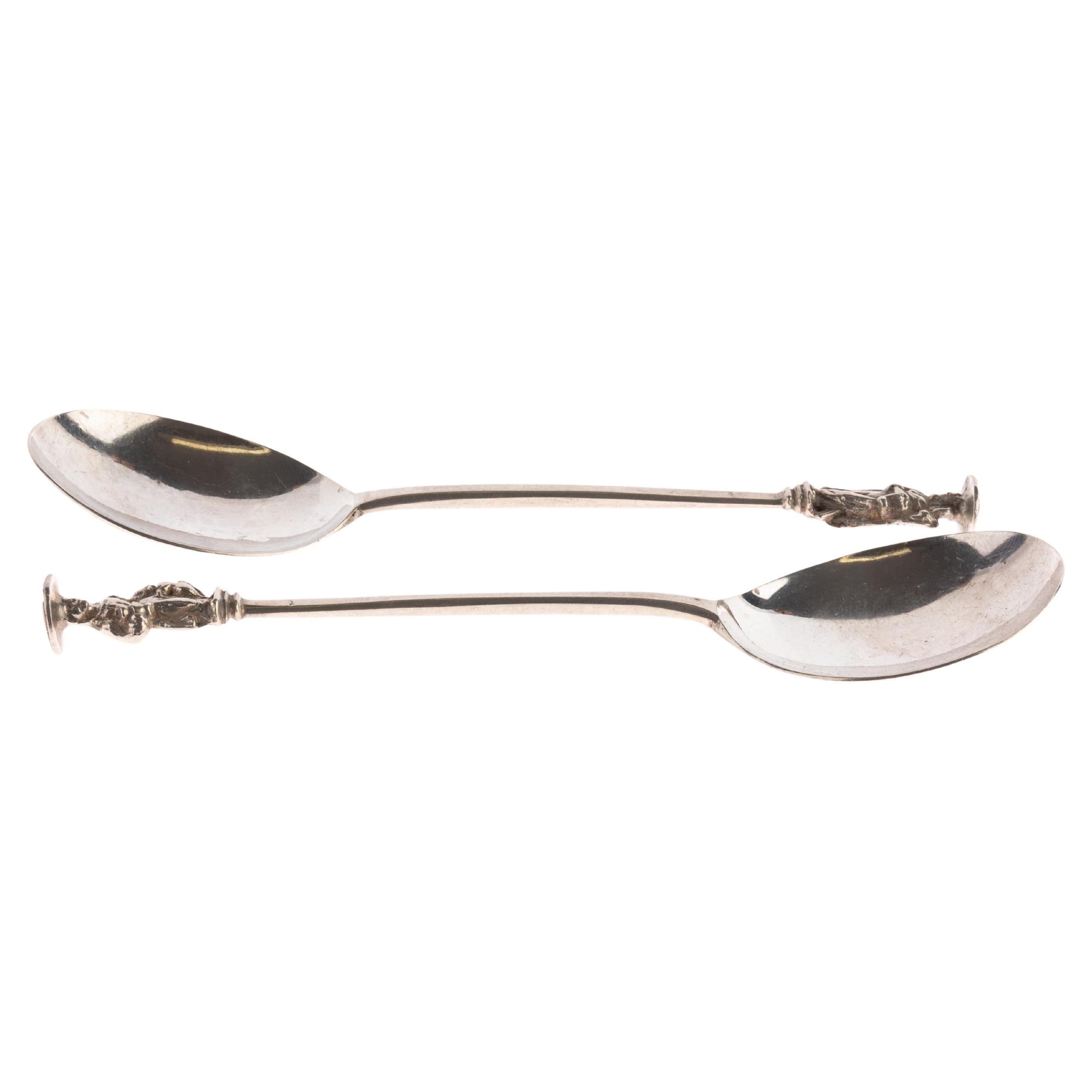 Cette étonnante paire de cuillères d'apôtre en argent de George III du XVIIIe siècle est un véritable trésor pour les collectionneurs d'argenterie ancienne. Poinçonnées pour garantir leur authenticité, ces cuillères illustrent l'élégance et le