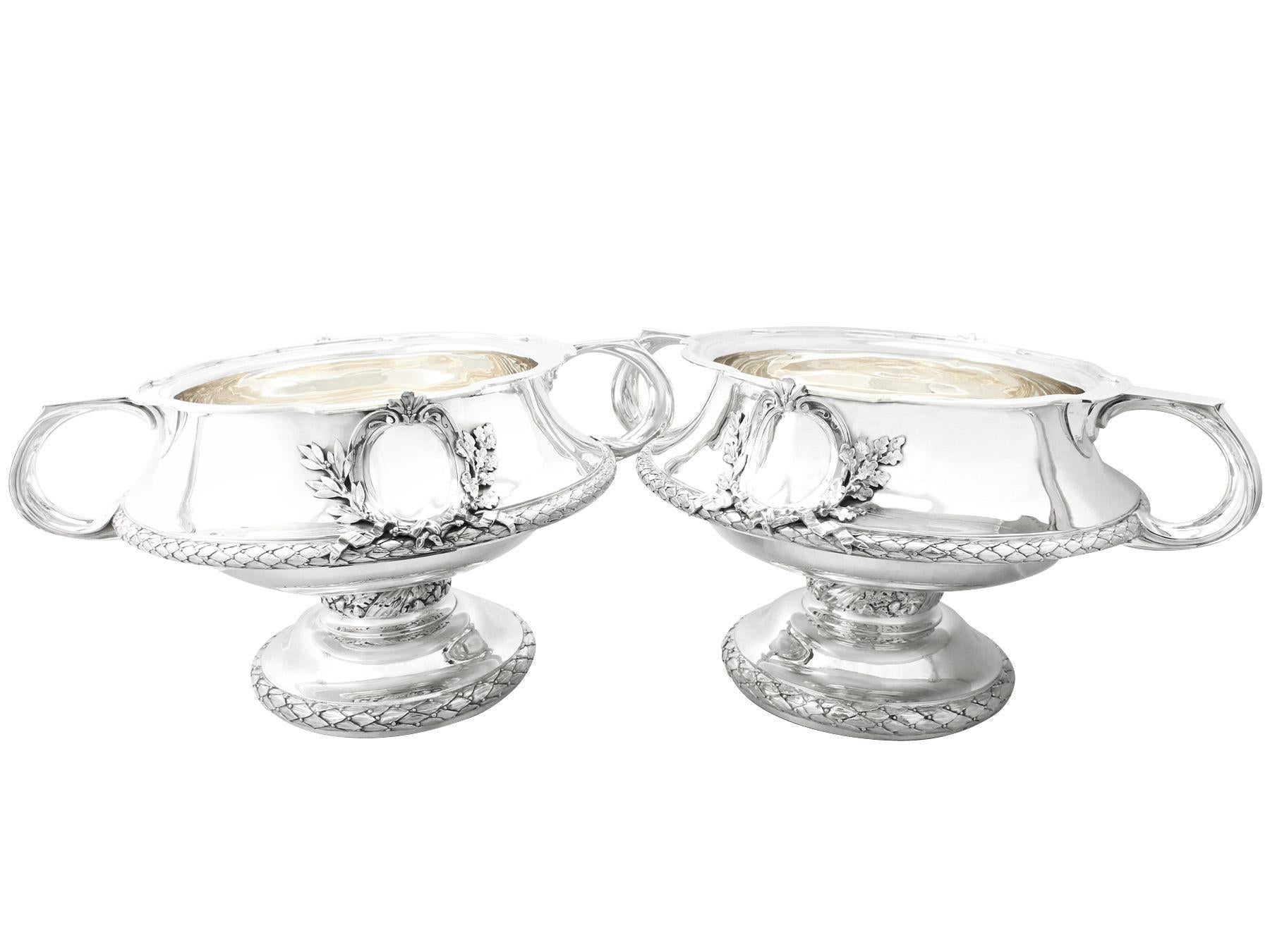 Une magnifique, fine et impressionnante paire de grands bols / centres de table en argent sterling anglais George V de style Art Nouveau, un ajout à notre collection d'argenterie de présentation.

Ces magnifiques et grands bols/centrepièces