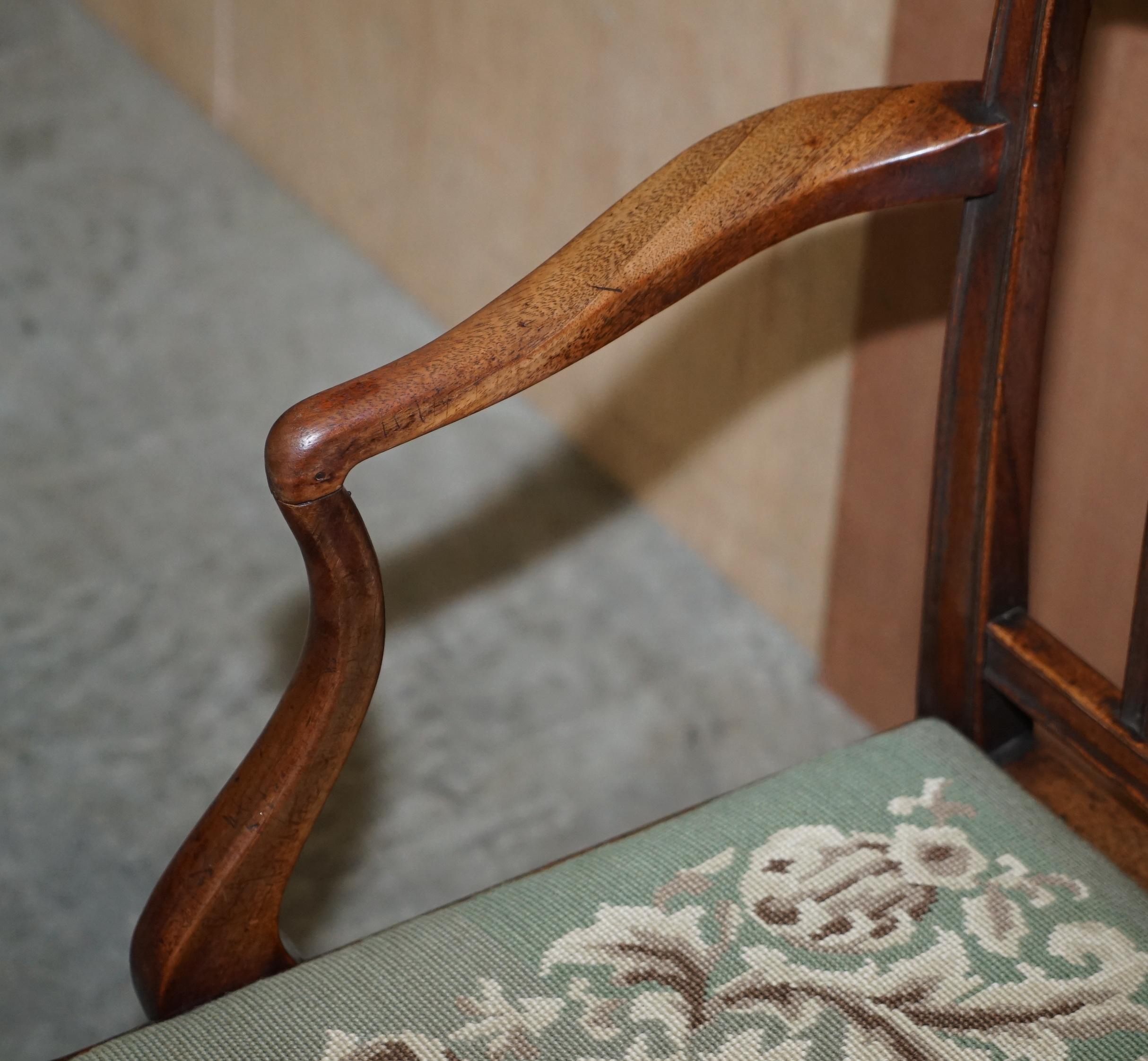 Paire de fauteuils géorgiens anciens sculptés datant d'environ 1780, joliment sculptés sur toute leur surface en vente 6