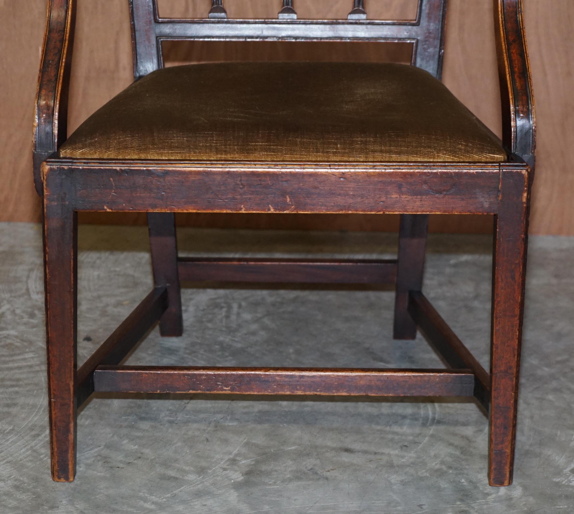 Bois de feuillus Paire de fauteuils géorgiens anciens sculptés datant d'environ 1780, joliment sculptés sur toute leur surface en vente