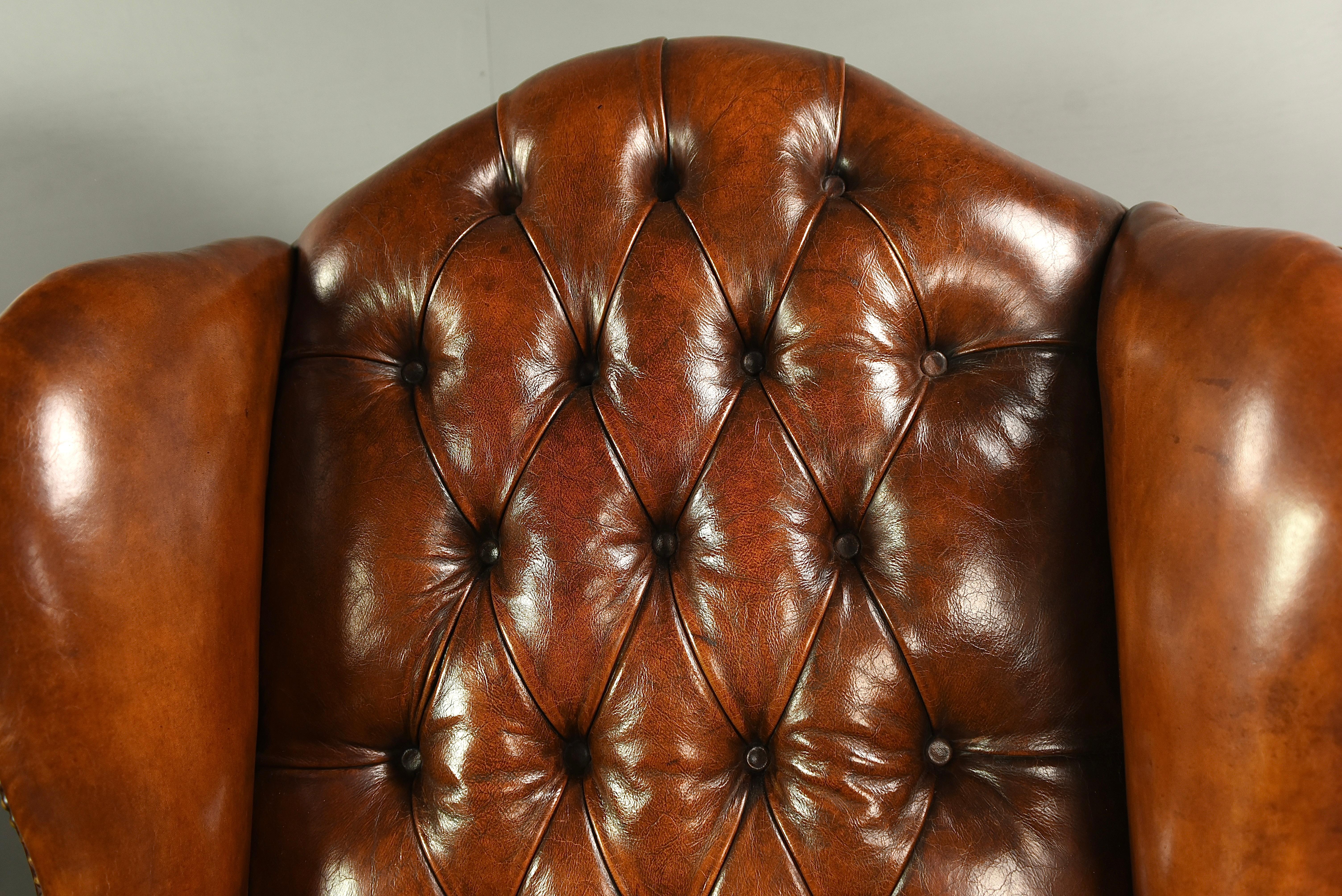 Antique pair of Georgian leather wing chairs  In Good Condition For Sale In Chelmsford, GB
