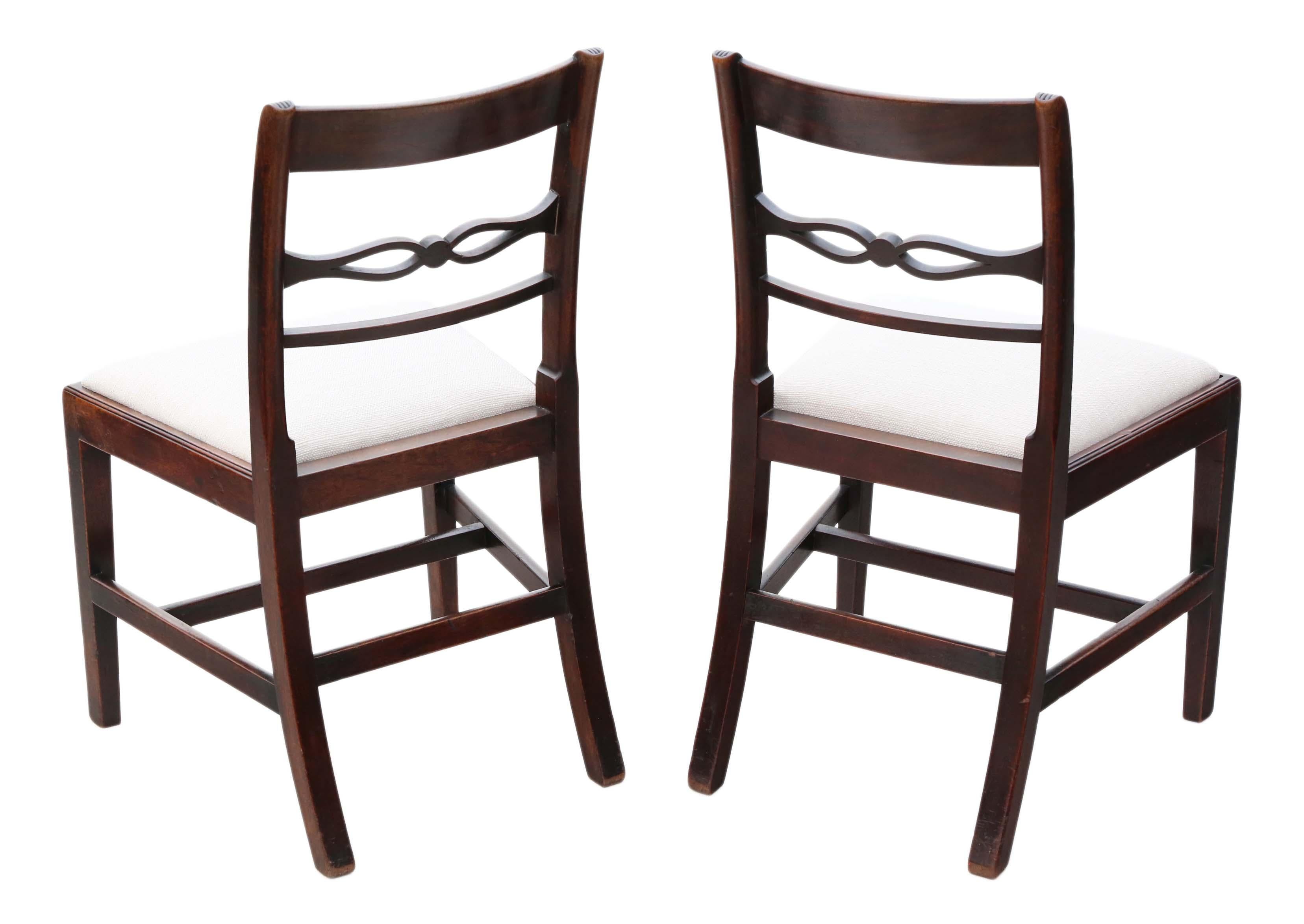 Antique quality pair of Georgian 19th century mahogany dining side hall or bedroom chairs.

Date from circa 1800.

Solid, with no loose joints and no woodworm.

New upholstery in a heavy weight upholstery fabric, with an off-white