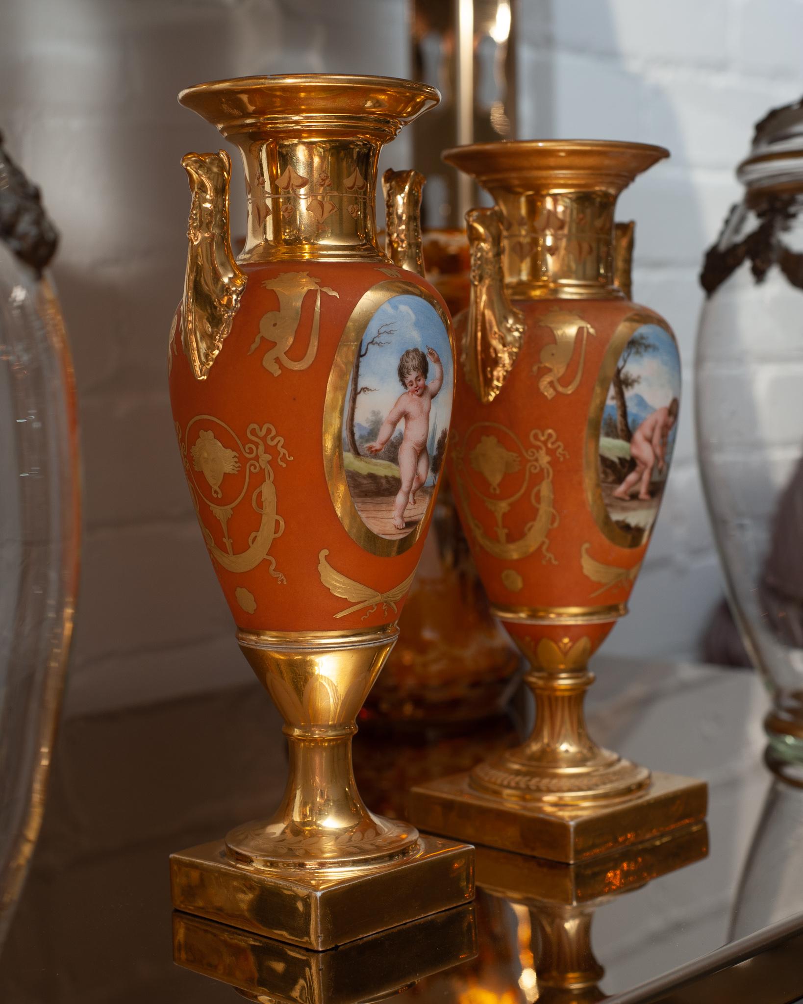 Allemand Paire de vases-urnes allemands anciens peints et dorés à la main en vente