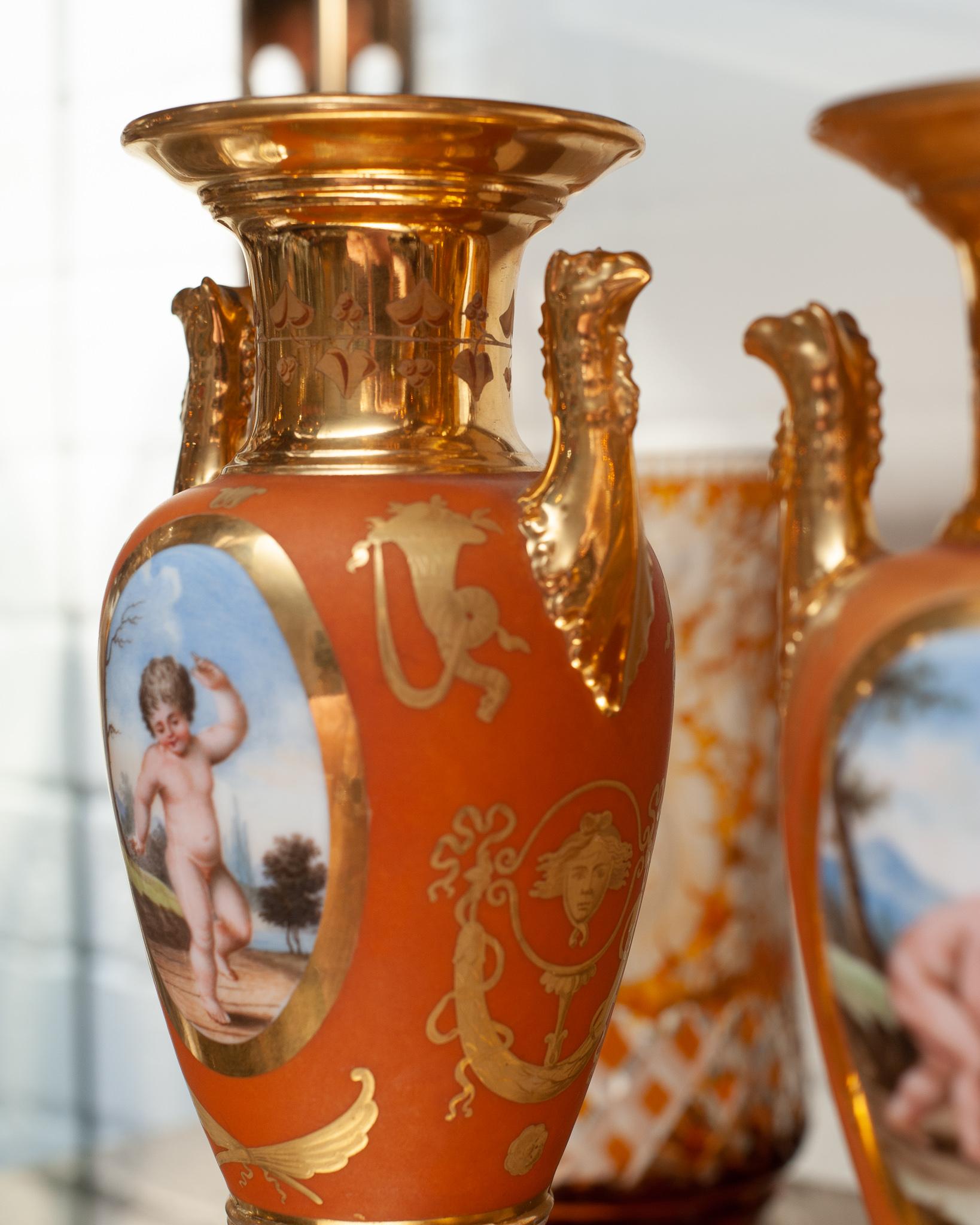 Doré Paire de vases-urnes allemands anciens peints et dorés à la main en vente