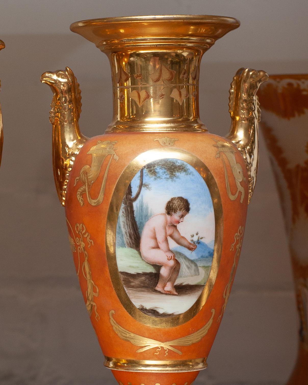 Paire de vases-urnes allemands anciens peints et dorés à la main Bon état - En vente à Toronto, ON