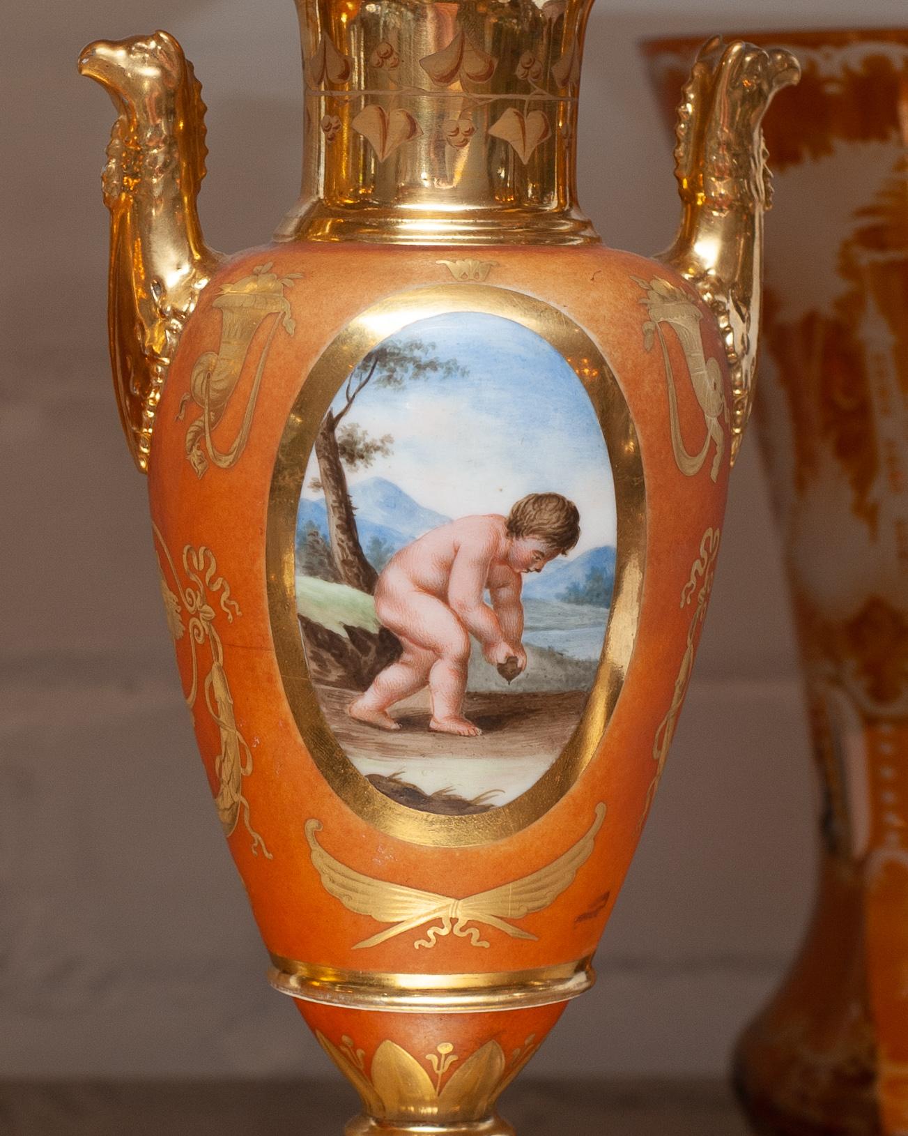 Porcelaine Paire de vases-urnes allemands anciens peints et dorés à la main en vente