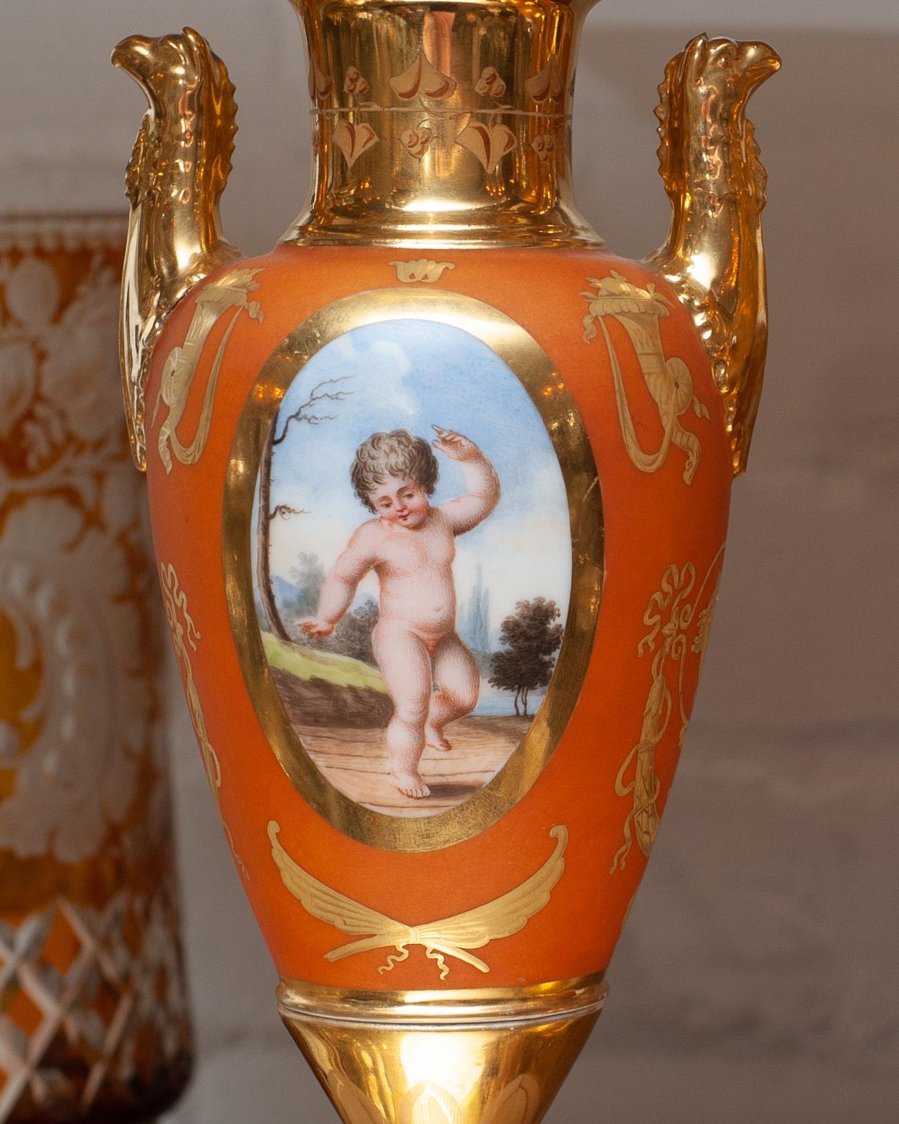 Paire de vases-urnes allemands anciens peints et dorés à la main en vente 1
