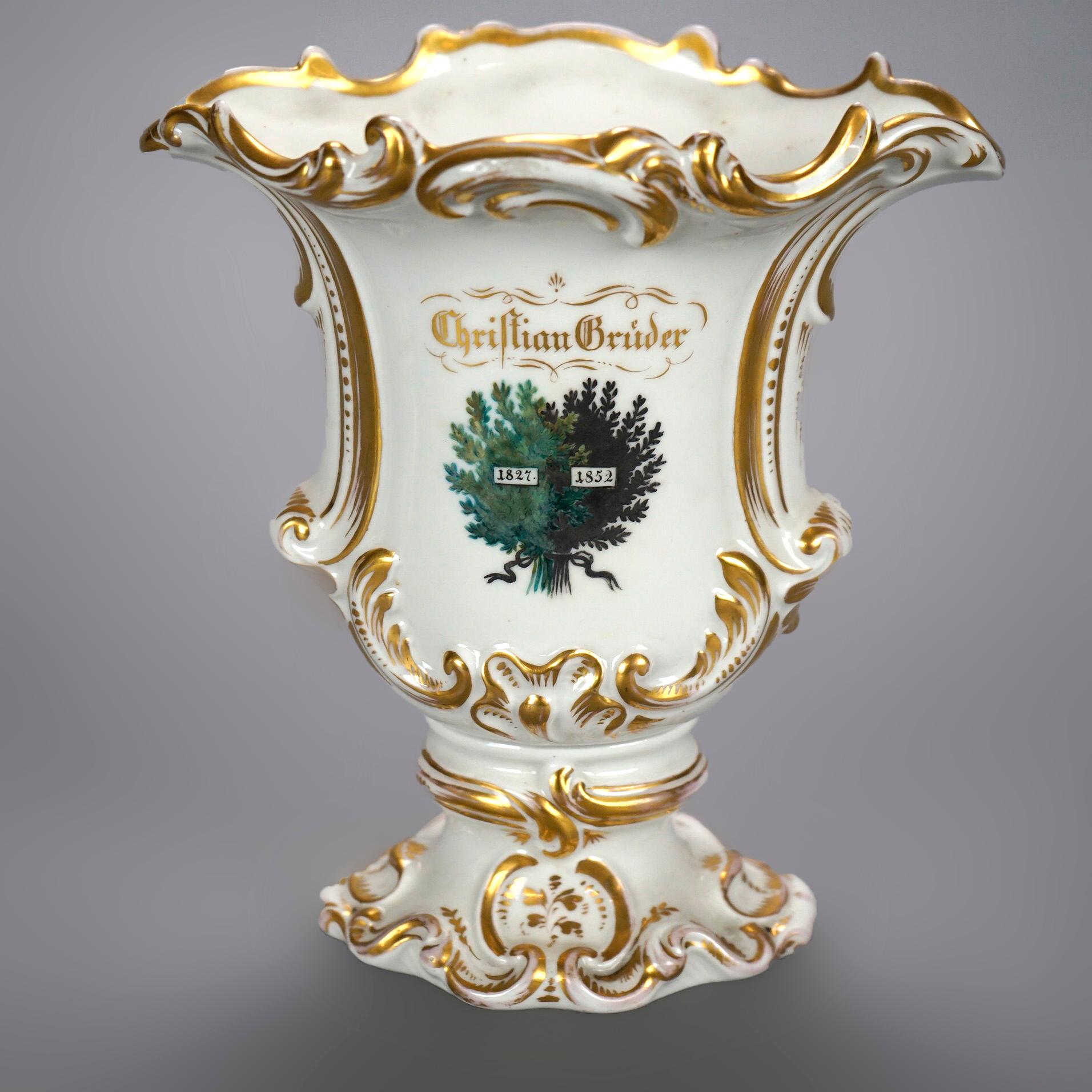 Paire de vases scéniques allemands peints et dorés à la main 19ème siècle Bon état - En vente à Big Flats, NY