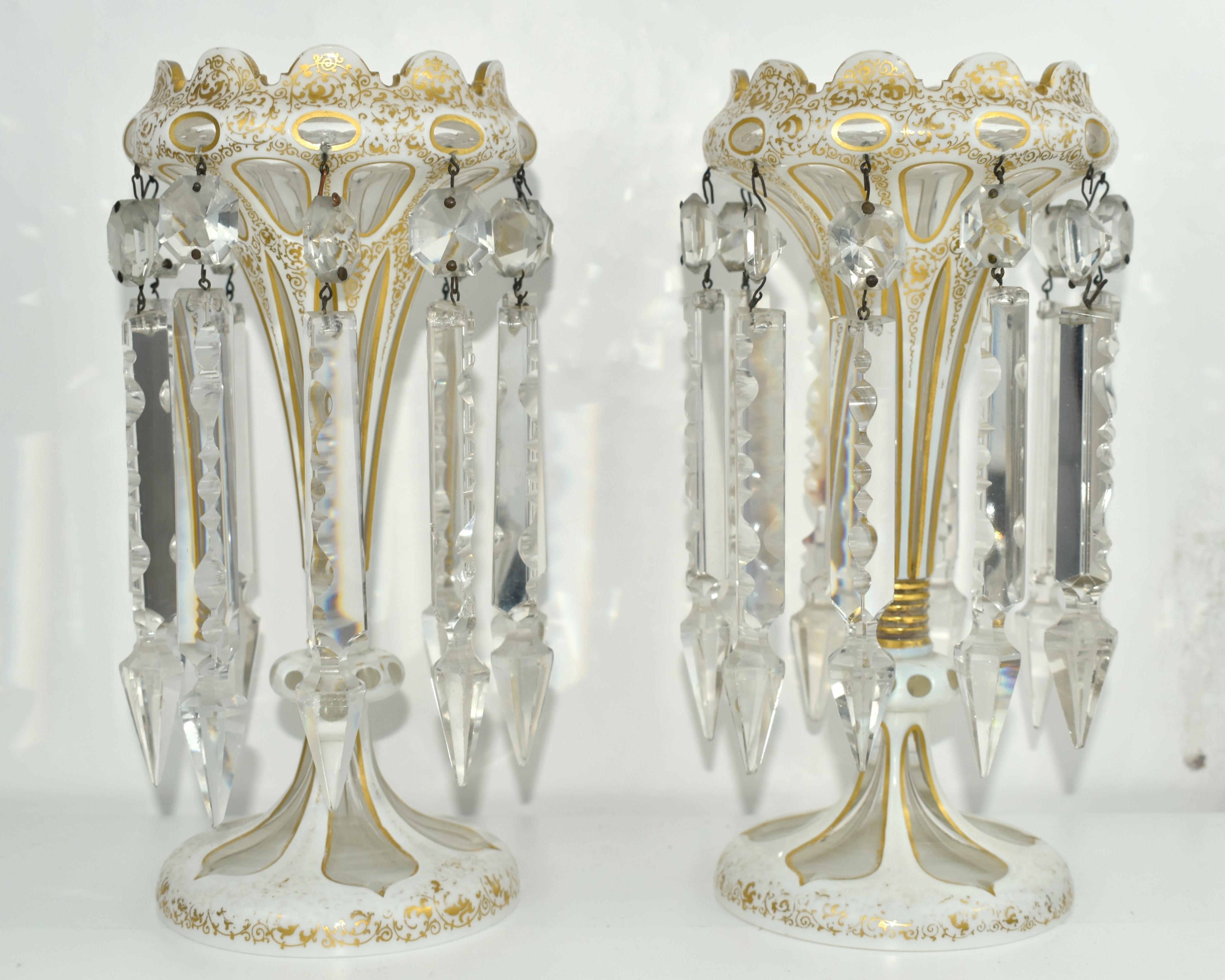 Fabriqué par les fabricants de verre d'art de Bohême du 19e siècle, cristal transparent avec une couche de verre opalin blanc.

Fabuleusement découpé et peint à la main sur tout le pourtour du corps, la couche blanche laiteuse est ornée de fines et