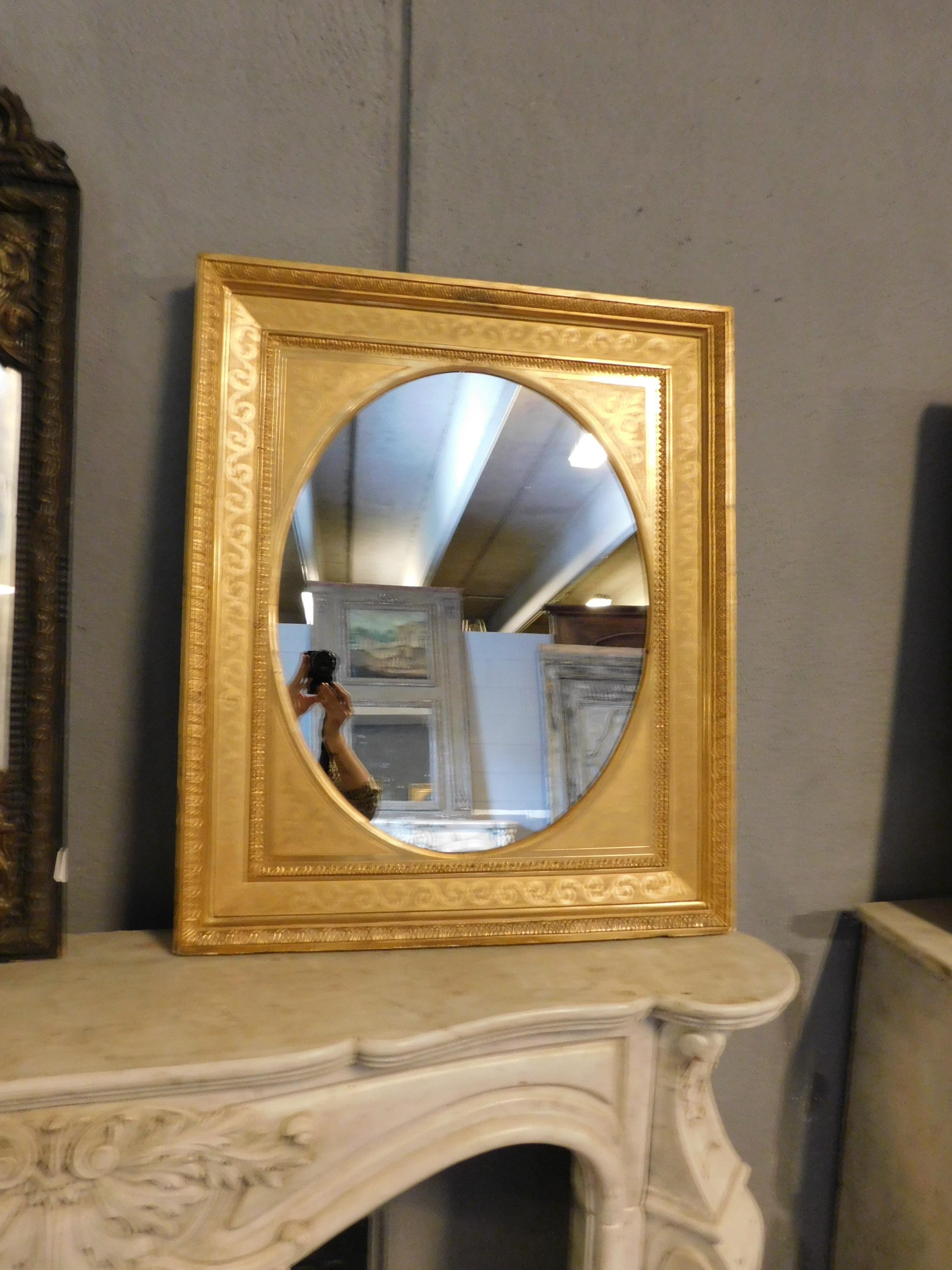 Antique Pair of Gilded Rectangular Mirrors with Oval Mirror, 19th Century Italy In Good Condition In Cuneo, Italy (CN)