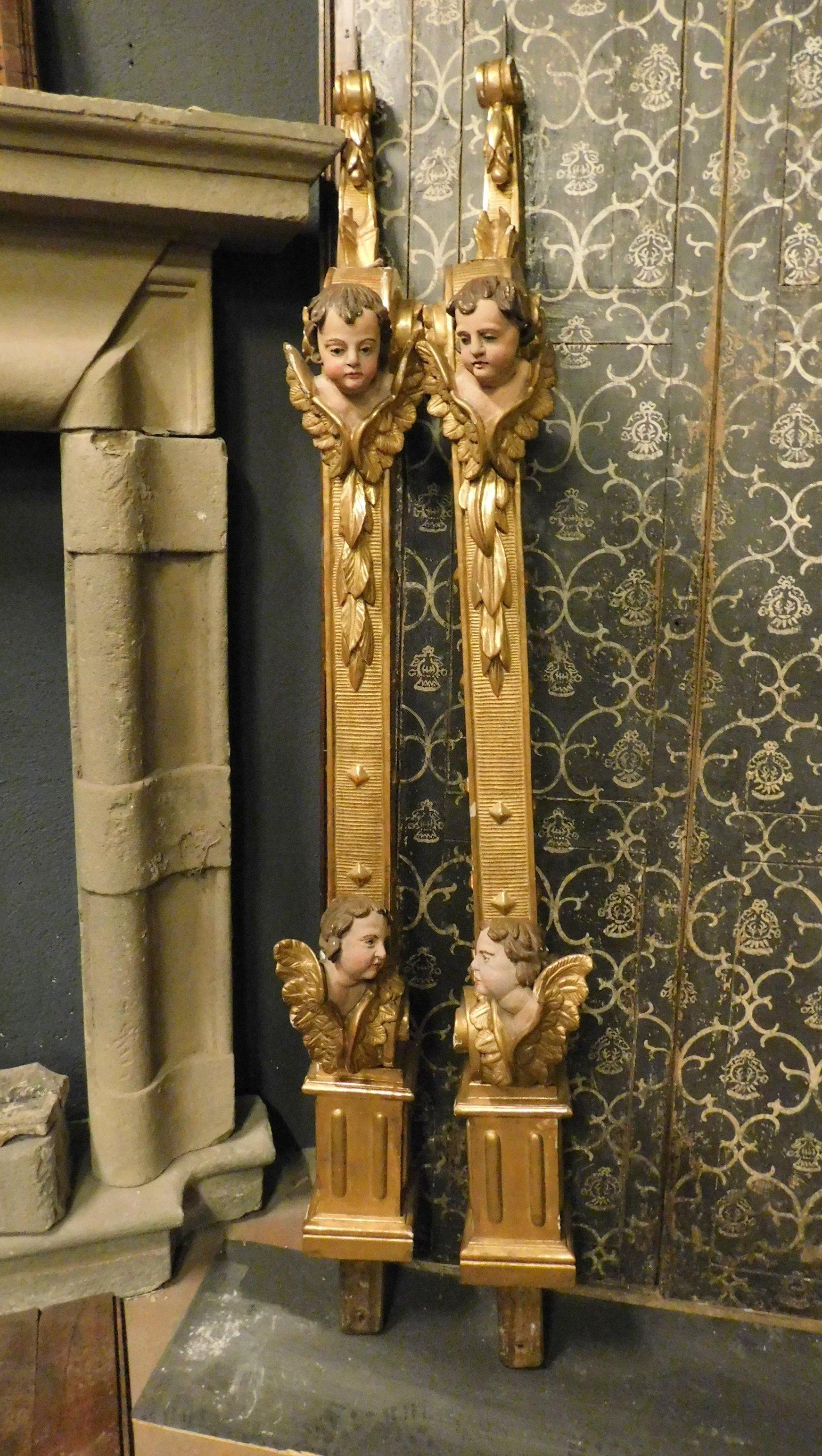 Ancient pair of uprights / columns, hand-carved with important faces of painted cherubs and gilded decorations, precious and finely sculpted scrolls by a typical artist of the full 1700s in Italy.
They were altar posts or church dais, given the