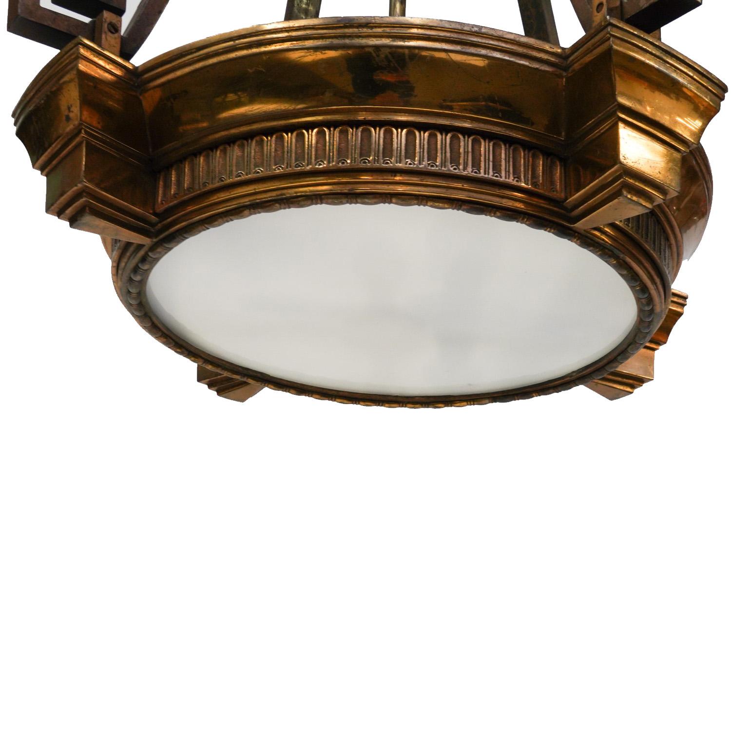 Paire de lustres de style Art-déco en bronze doré et verre dépoli, début du 20e siècle.

