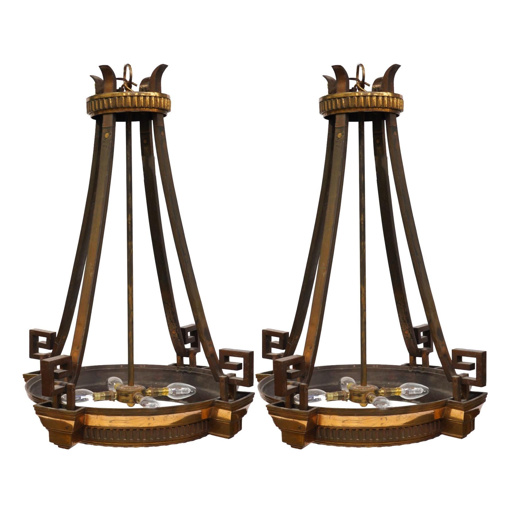 Art déco Paire de lustres anciens en bronze doré en vente