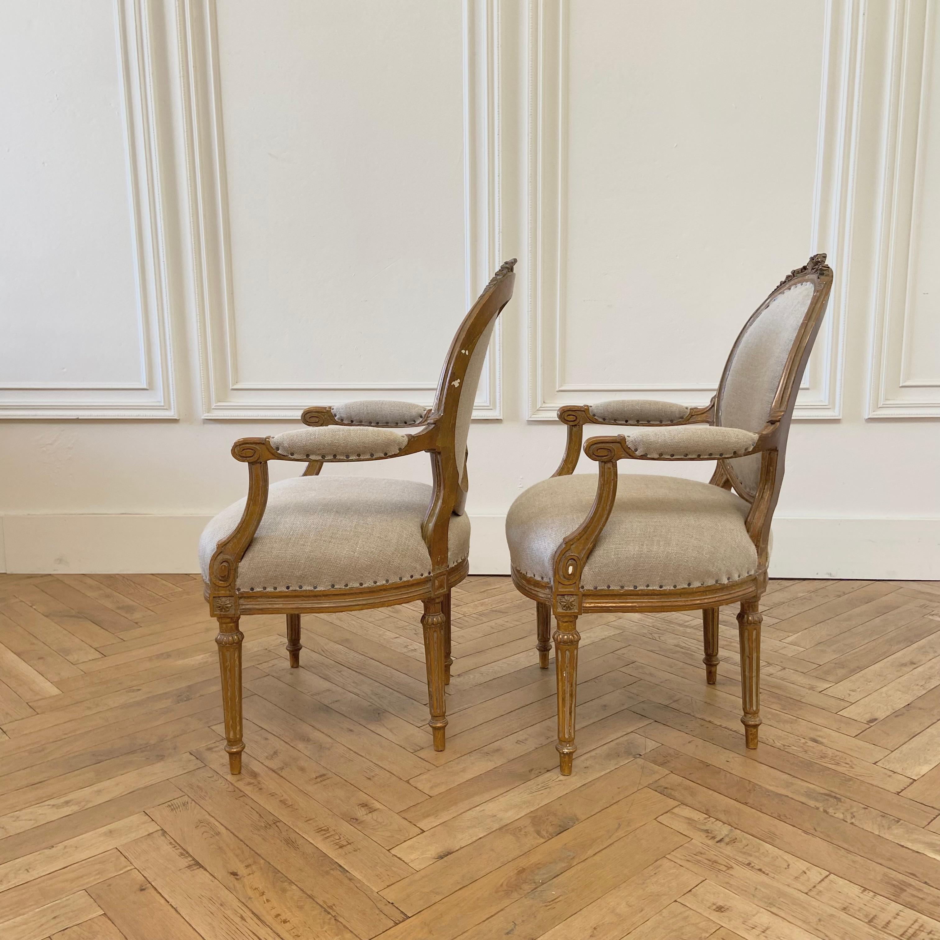Antikes Paar offener Sessel aus vergoldetem Holz, gepolstert mit natürlichem Leinen (Europäisch) im Angebot