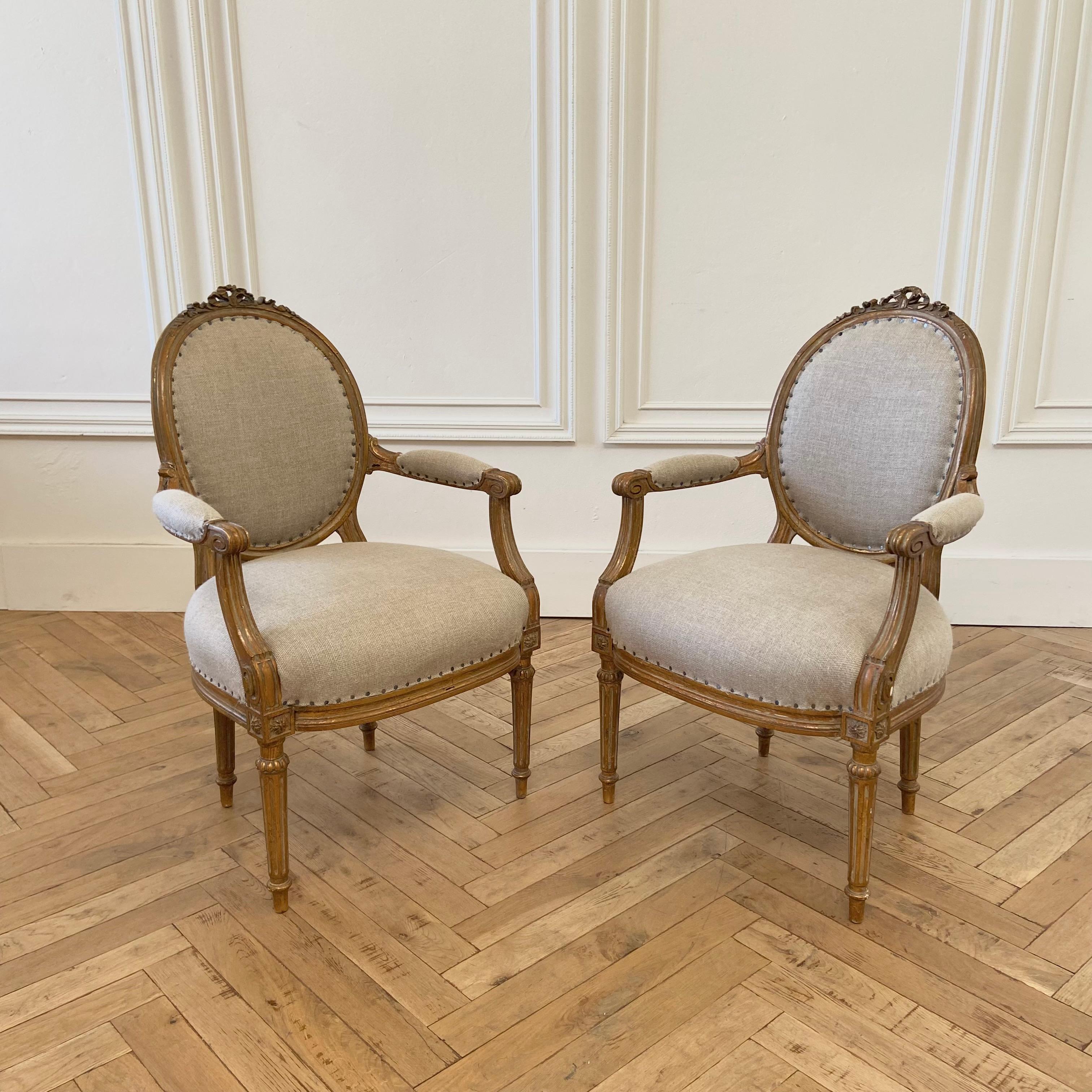 Antique Pair of Gilt Wood Open Arm Chairs Upholstered in Natural Linen In Good Condition For Sale In Brea, CA