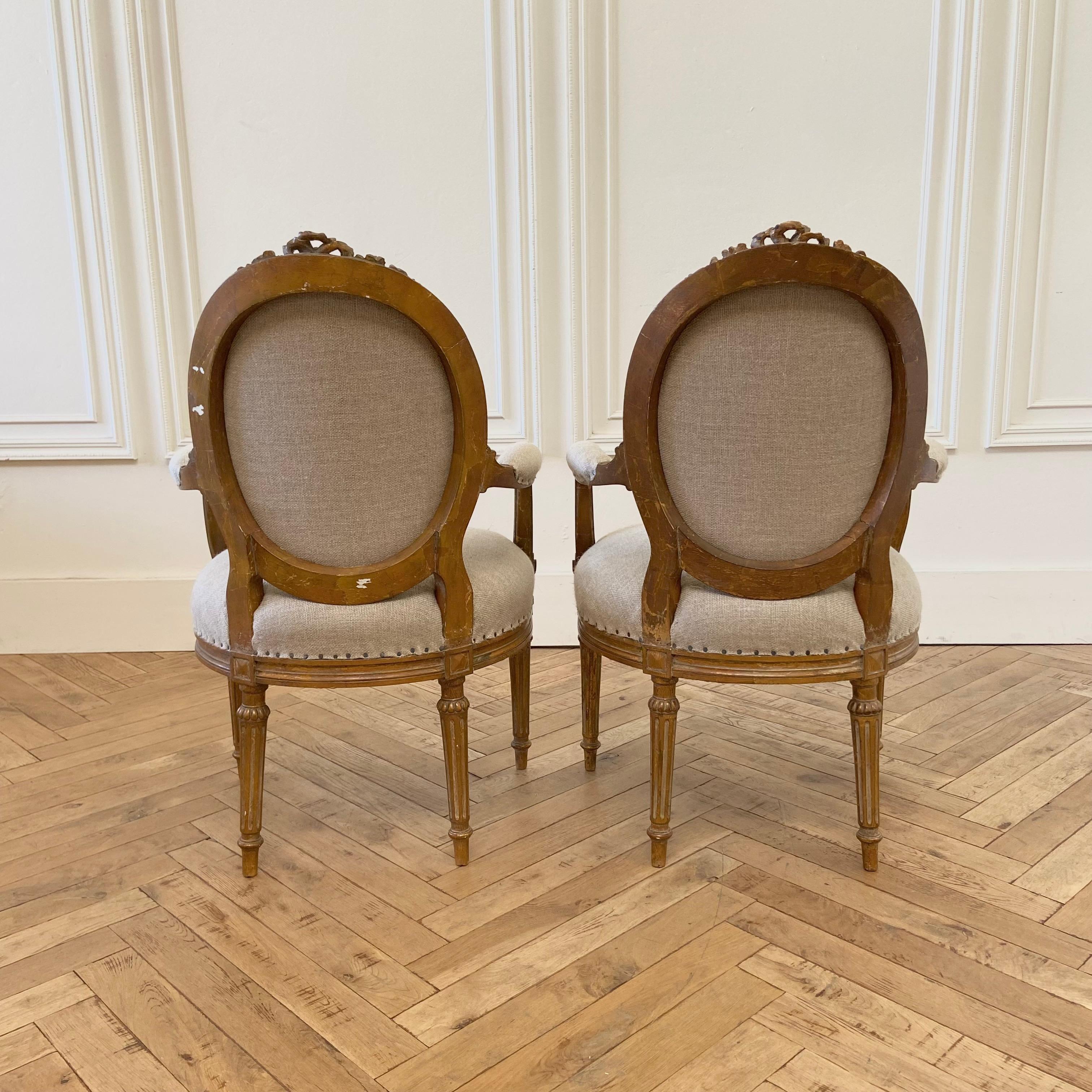 Abalone Antique Pair of Gilt Wood Open Arm Chairs Upholstered in Natural Linen For Sale