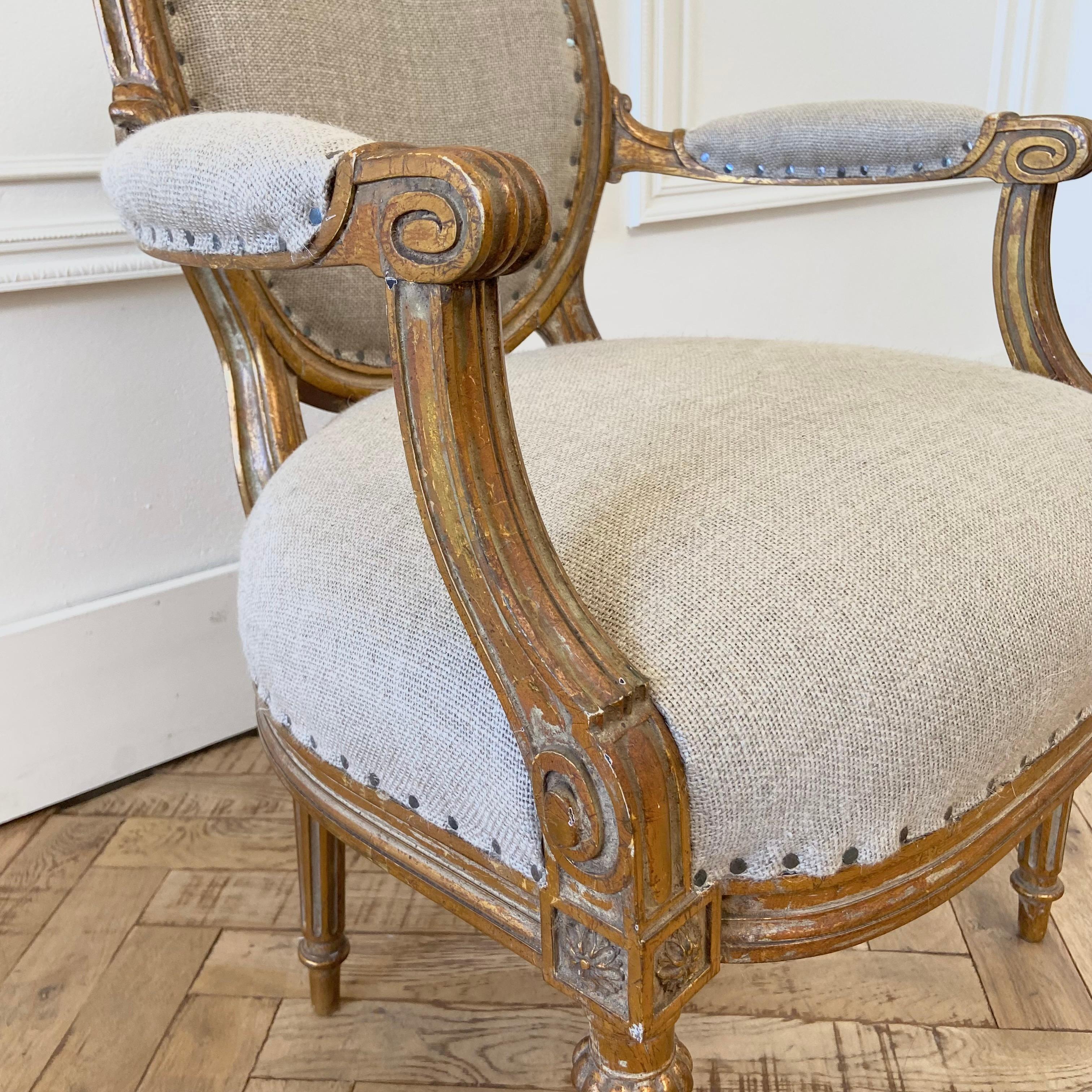 Antikes Paar offener Sessel aus vergoldetem Holz, gepolstert mit natürlichem Leinen im Angebot 3