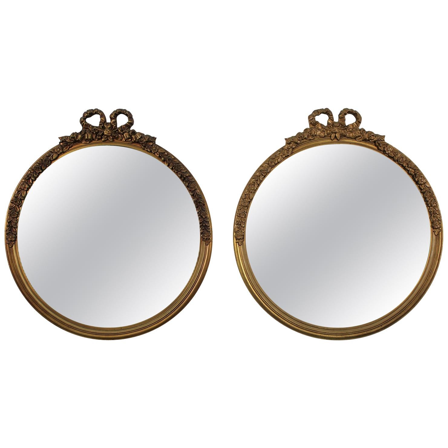 Paire de miroirs anciens de style baroque français en bois sculpté à la main et doré à l'or