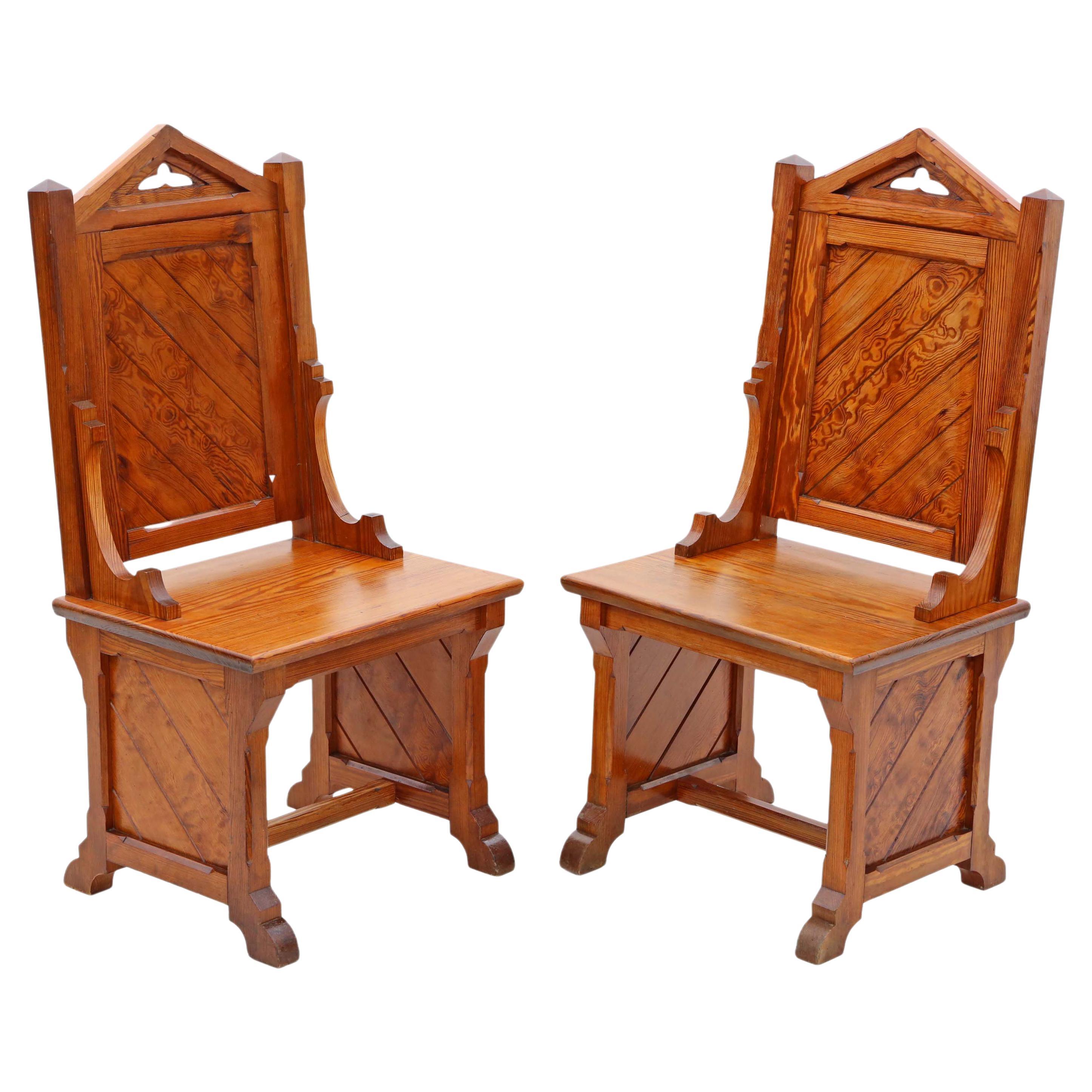 Ancienne paire de chaises de chambre à coucher gothiques en pin piqué avec trônes latérales