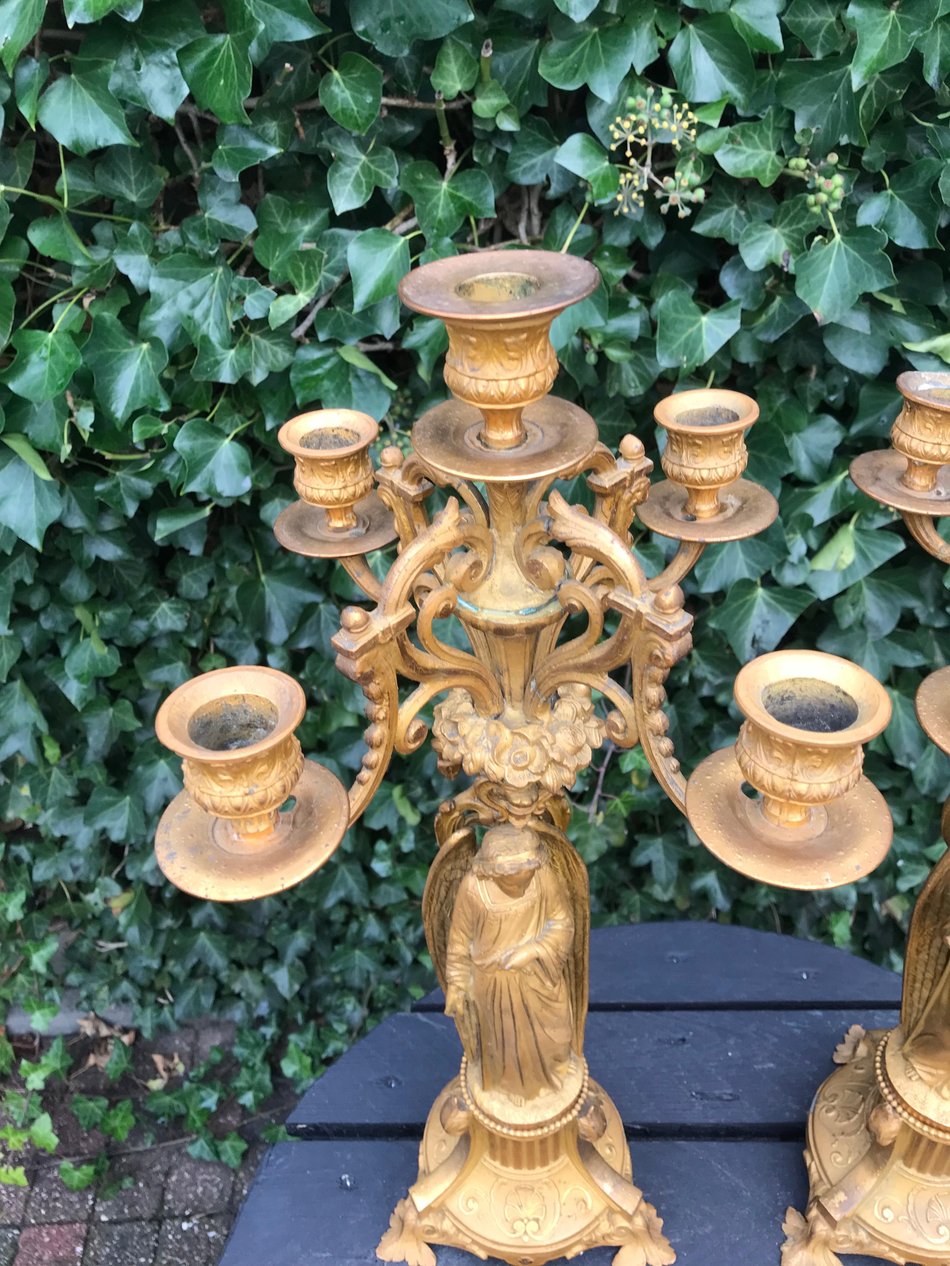 Paar Gothic Revival-Kerzenleuchter mit Erd-Engel-Skulpturen, fünf Kerzen 4