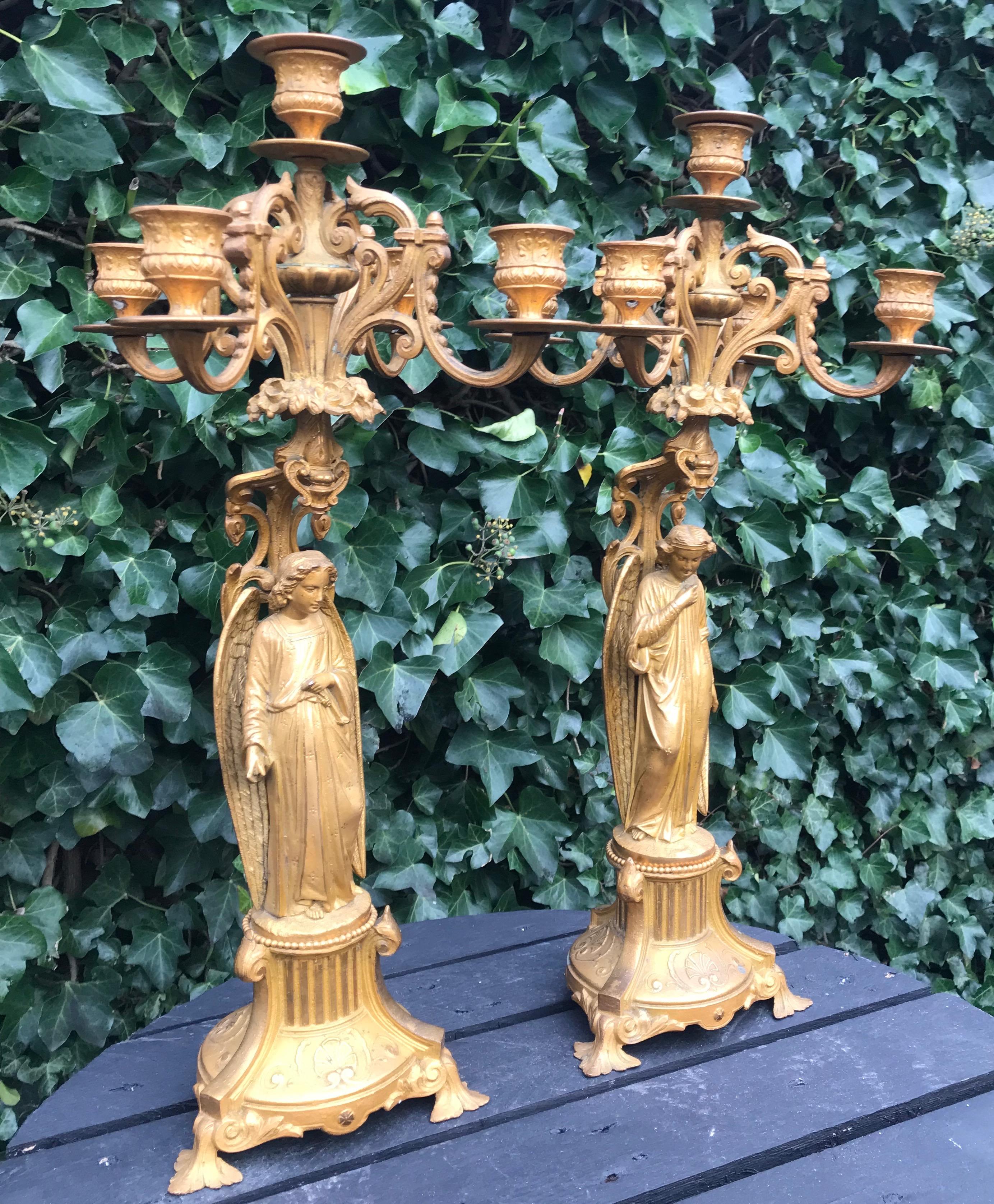 Paar Gothic Revival-Kerzenleuchter mit Erd-Engel-Skulpturen, fünf Kerzen 7