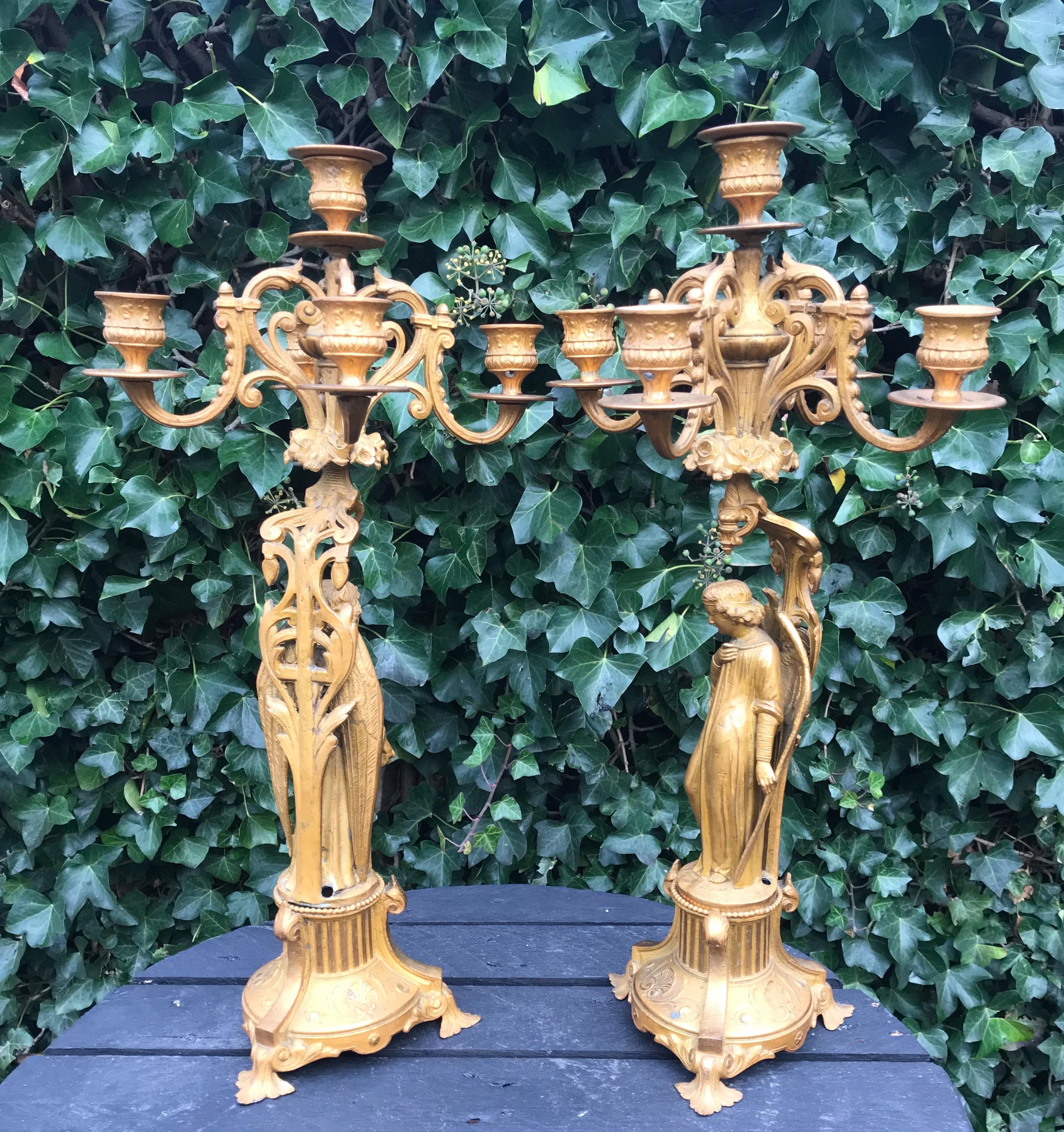 Paar Gothic Revival-Kerzenleuchter mit Erd-Engel-Skulpturen, fünf Kerzen 11