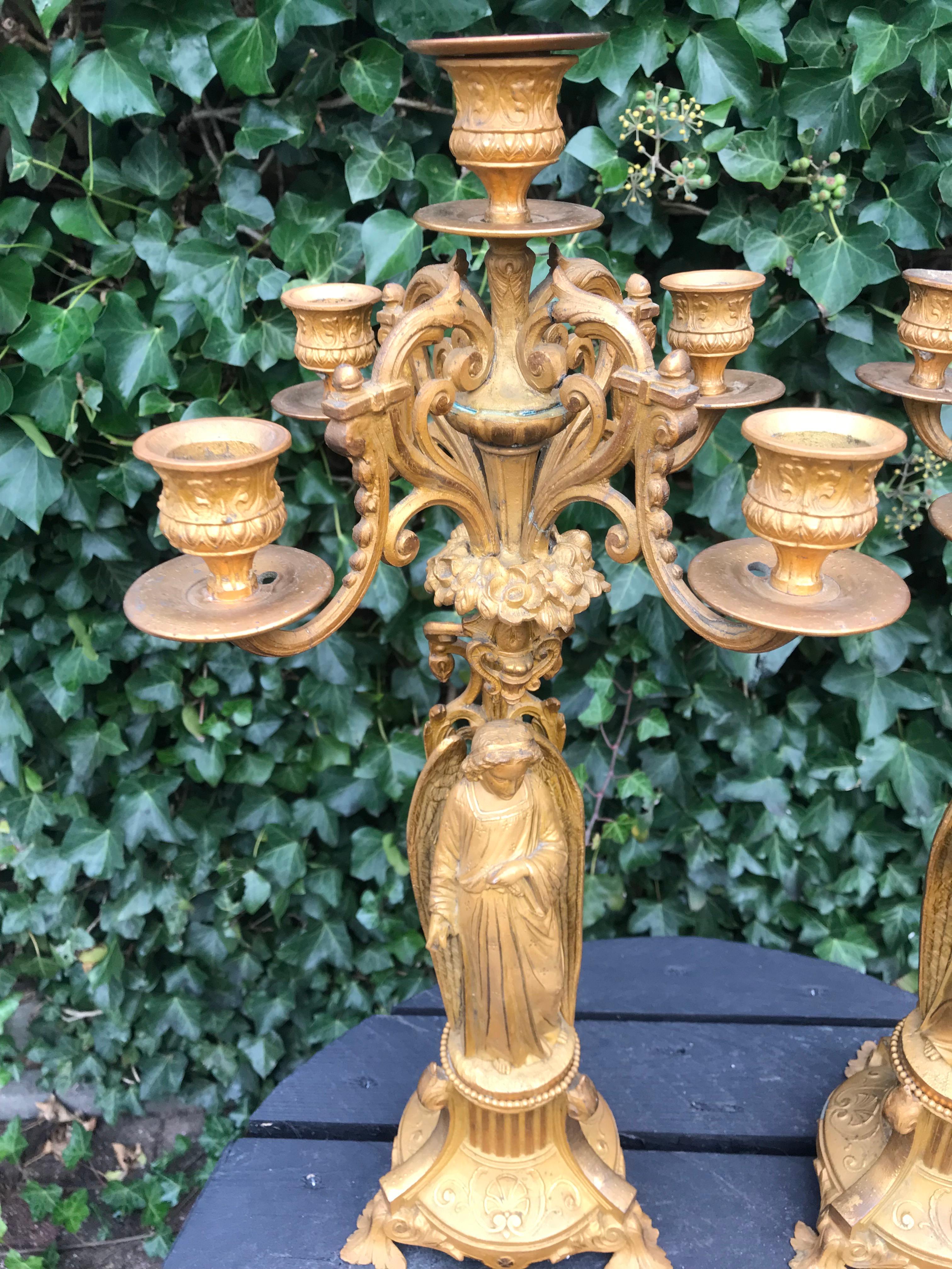 Paar Gothic Revival-Kerzenleuchter mit Erd-Engel-Skulpturen, fünf Kerzen 12