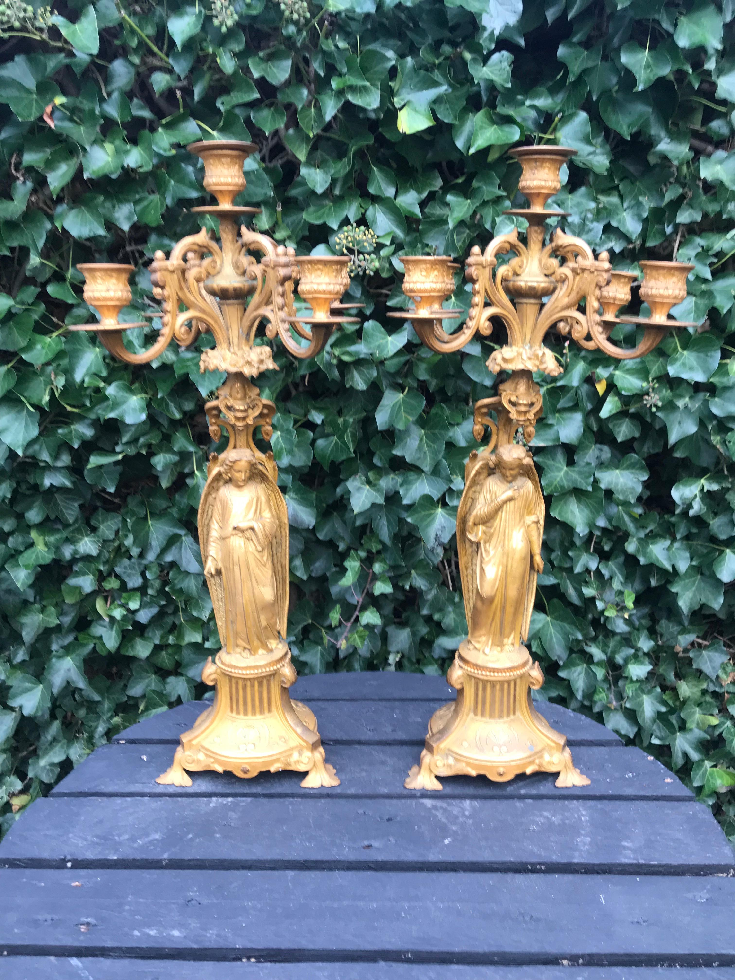 Paar Gothic Revival-Kerzenleuchter mit Erd-Engel-Skulpturen, fünf Kerzen (Neugotik)