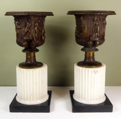 Ancienne paire de vases-urnes Campana Grand Tour Borghese ou Médicis en bronze et marbre