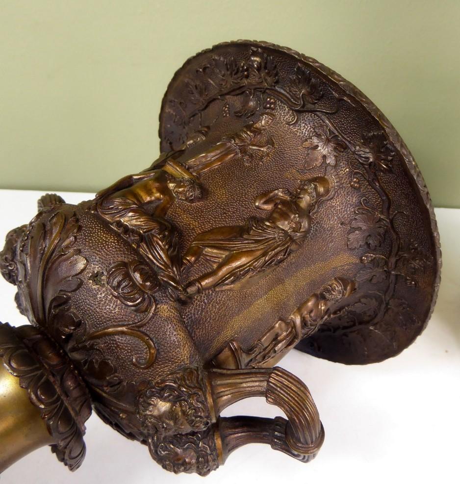 Français Ancienne paire de vases-urnes Campana Grand Tour Borghese ou Médicis en bronze et marbre en vente