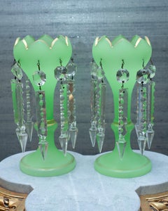 Antikes Paar grüner Opal-Mantelleuchter mit vergoldetem Detail und Wellenschliff-Rand, antik