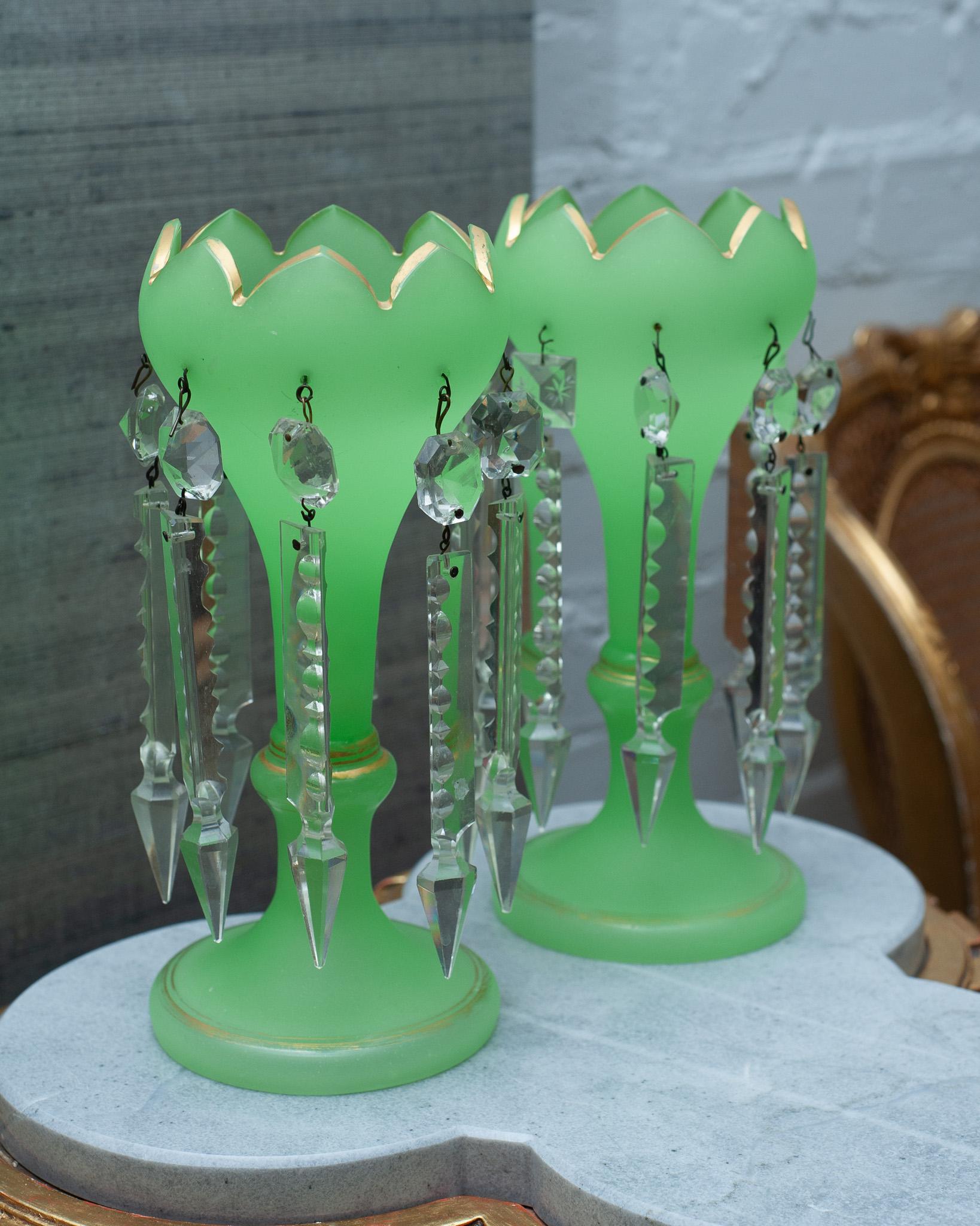Pareja Antigua de Lustres de Manto de Opalina Verde con Detalle Dorado y Borde Festoneado Francés en venta