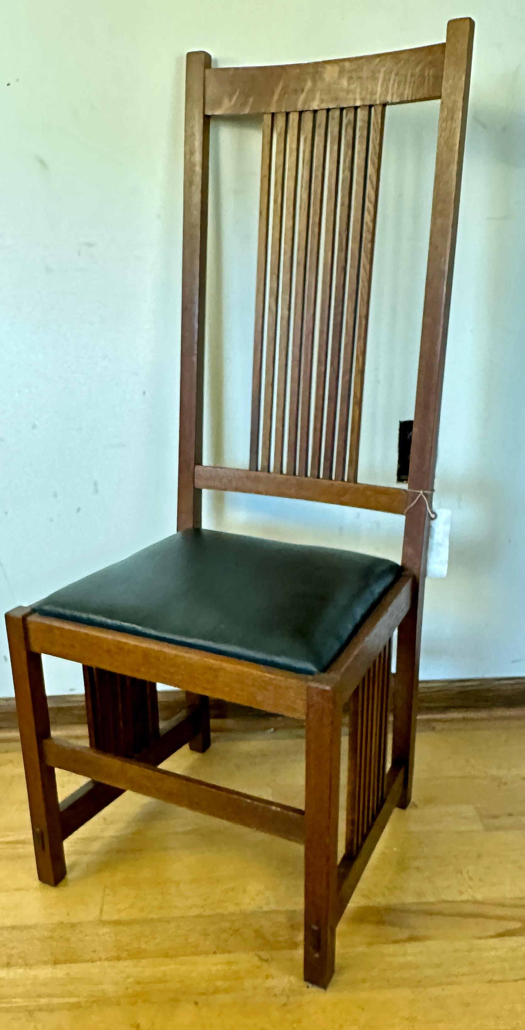 Il s'agit d'une magnifique paire de chaises à dossier haut Gustav Stickley, modèle 384, fabriquées vers 1908. Ces chaises sont en excellent état et portent la signature Stickley.  Fabriqués en chêne, tous les fuseaux sont droits et non courbés.  Le