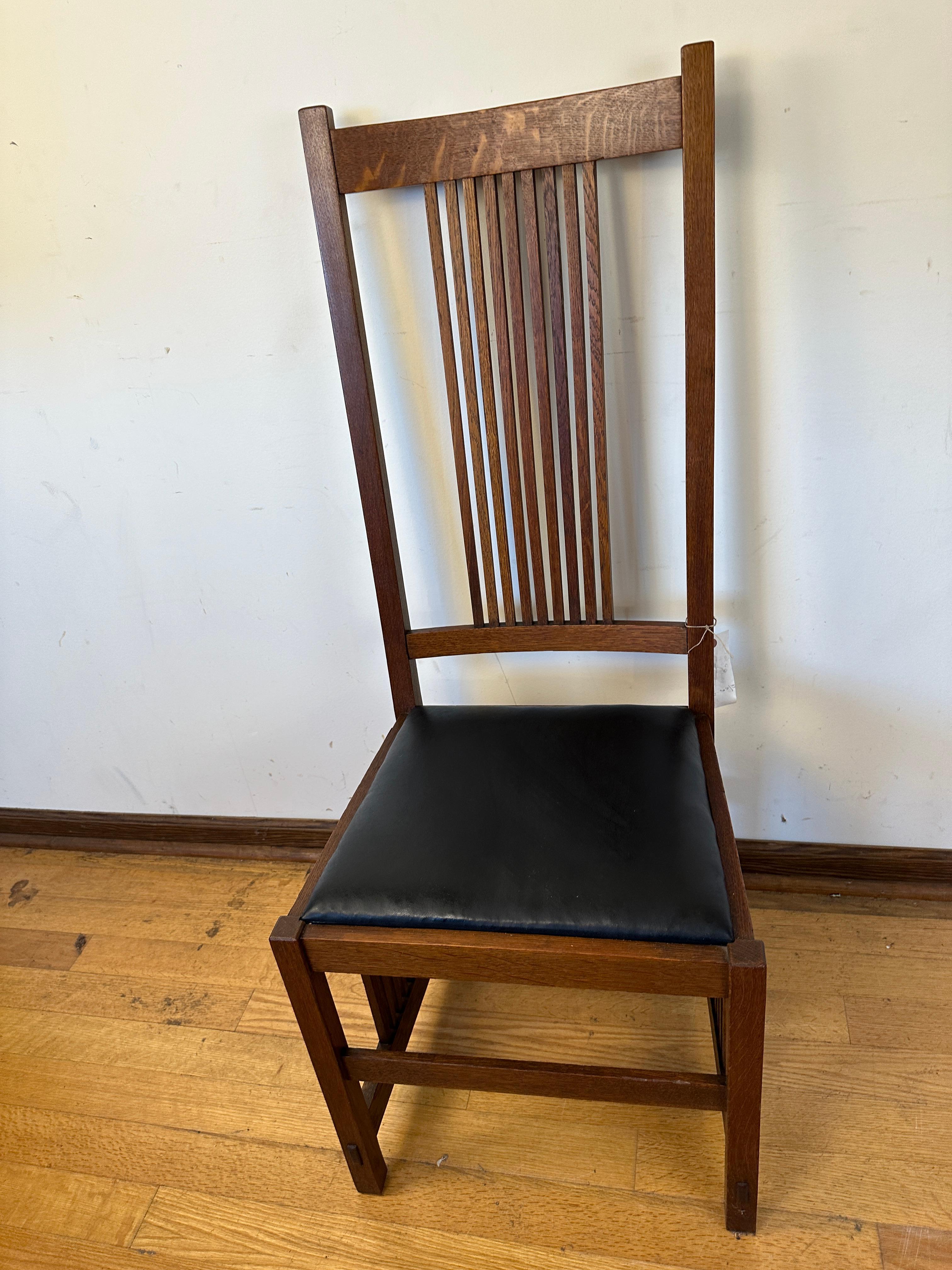 Arts and Crafts Paire de chaises à haut dossier Gustav Stickley (modèle 384) - W4352 en vente