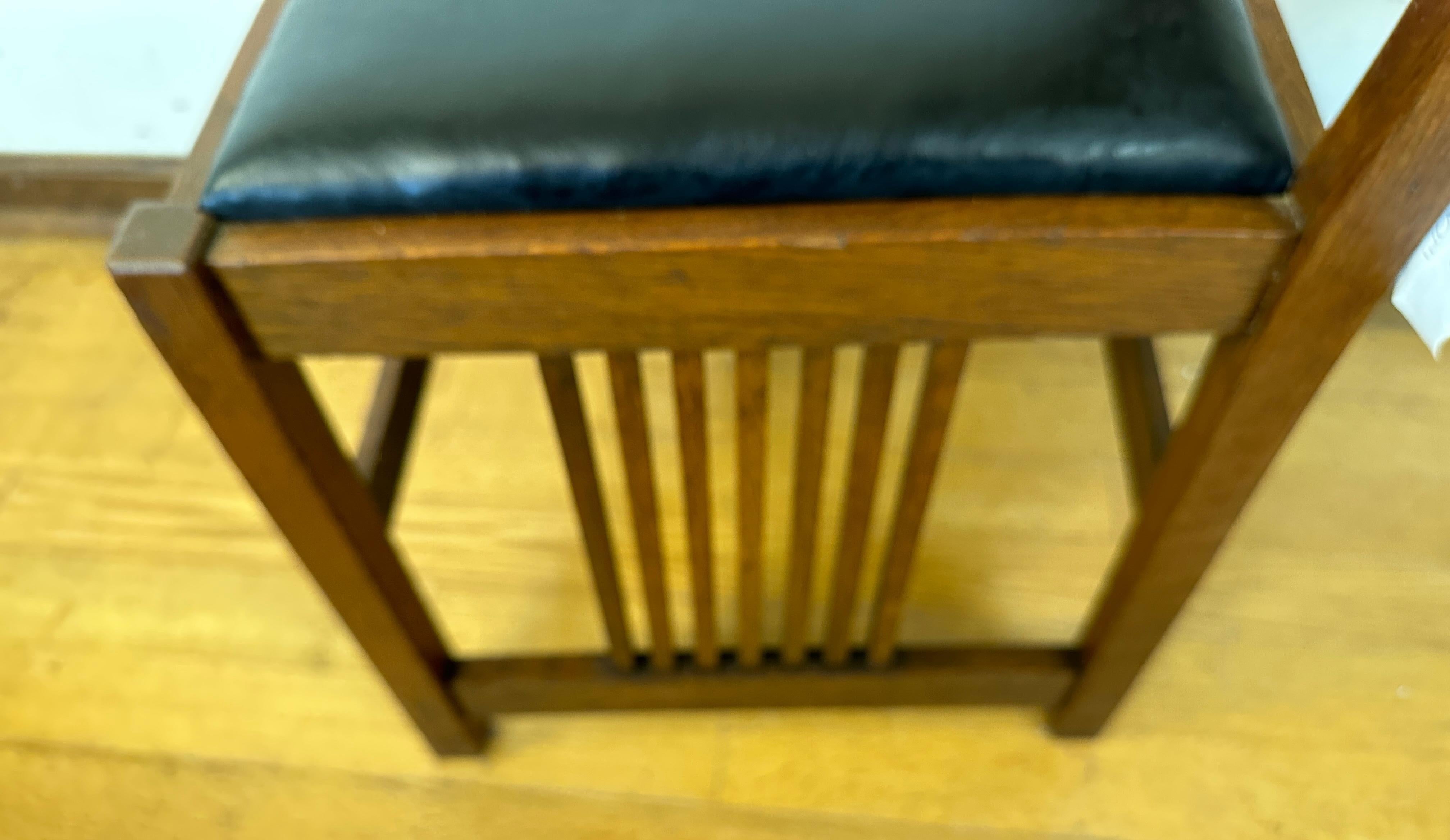 Cuir Paire de chaises à haut dossier Gustav Stickley (modèle 384) - W4352 en vente