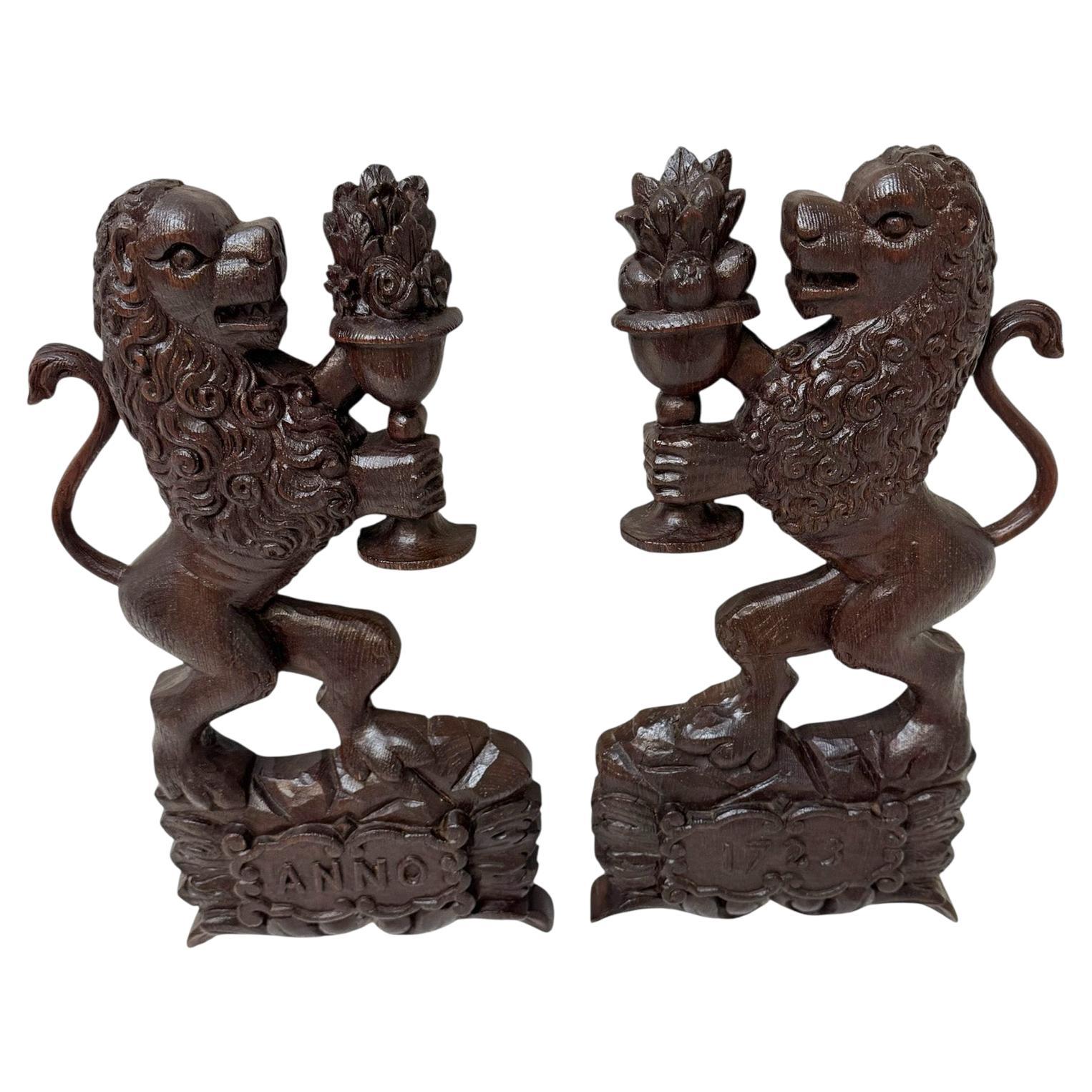 Antikes Paar handgeschnitzter Löwen-Skulpturen Niederlande, 1723 im Angebot
