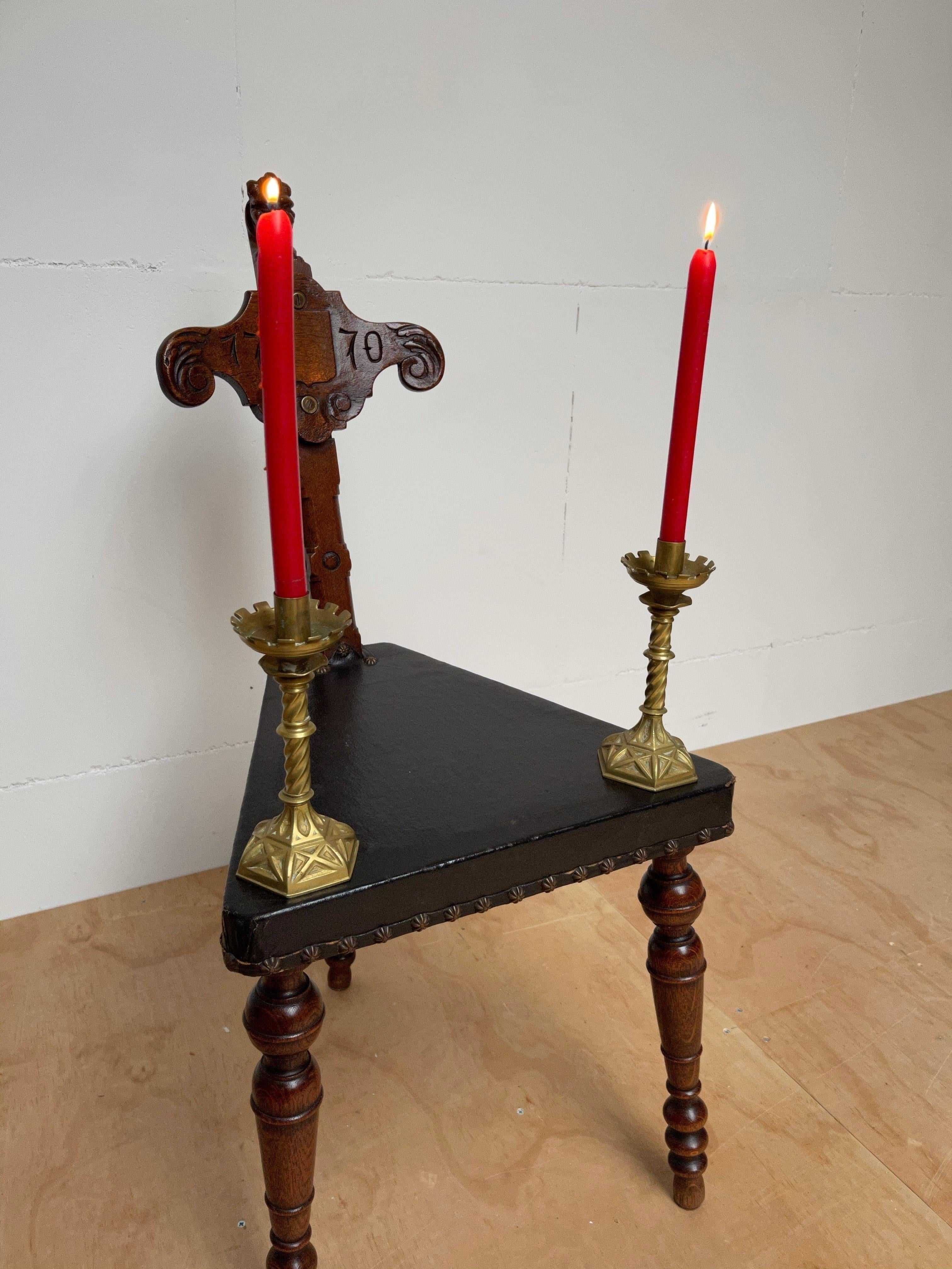 Antikes Paar handgefertigte Kerzenständer aus vergoldeter Bronze im gotischen Stil, Paar im Angebot 3