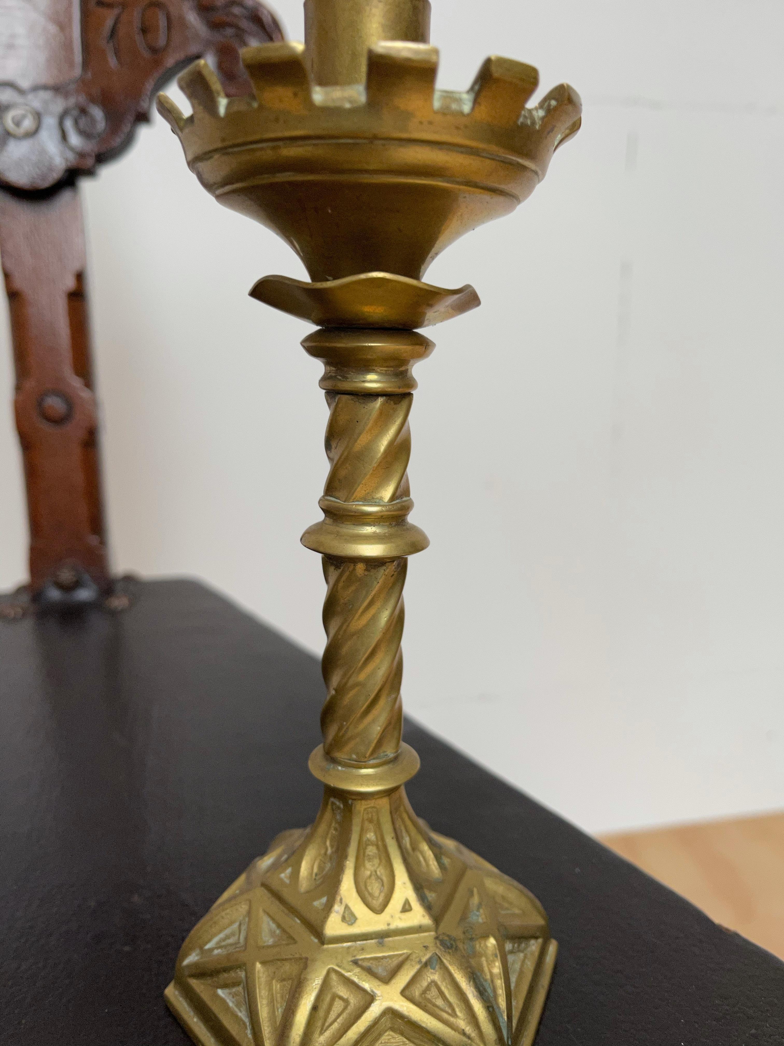 Par Antiguo de Candeleros de Bronce Dorado Artesanales del Renacimiento Gótico en venta 10