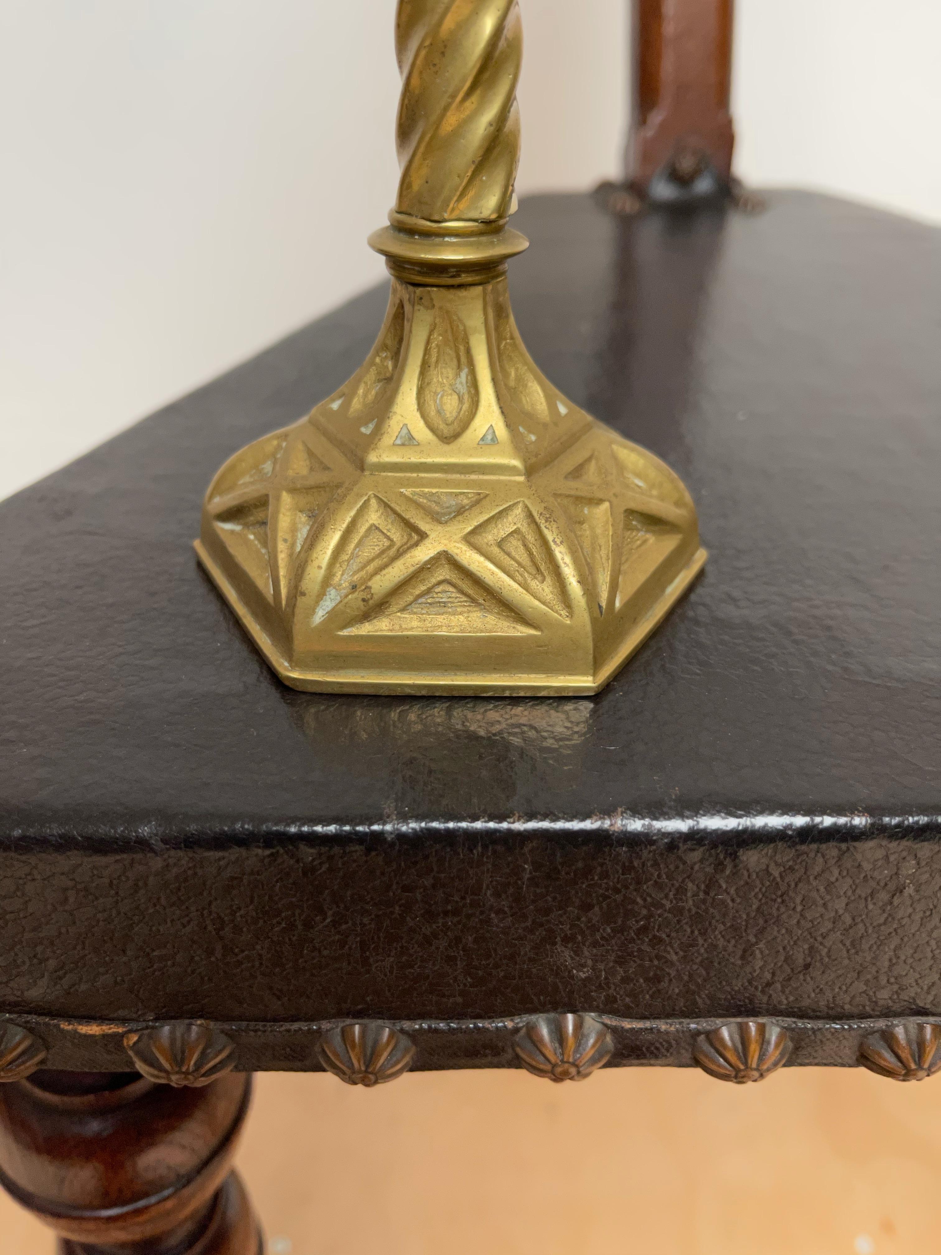 Antikes Paar handgefertigte Kerzenständer aus vergoldeter Bronze im gotischen Stil, Paar (Gegossen) im Angebot