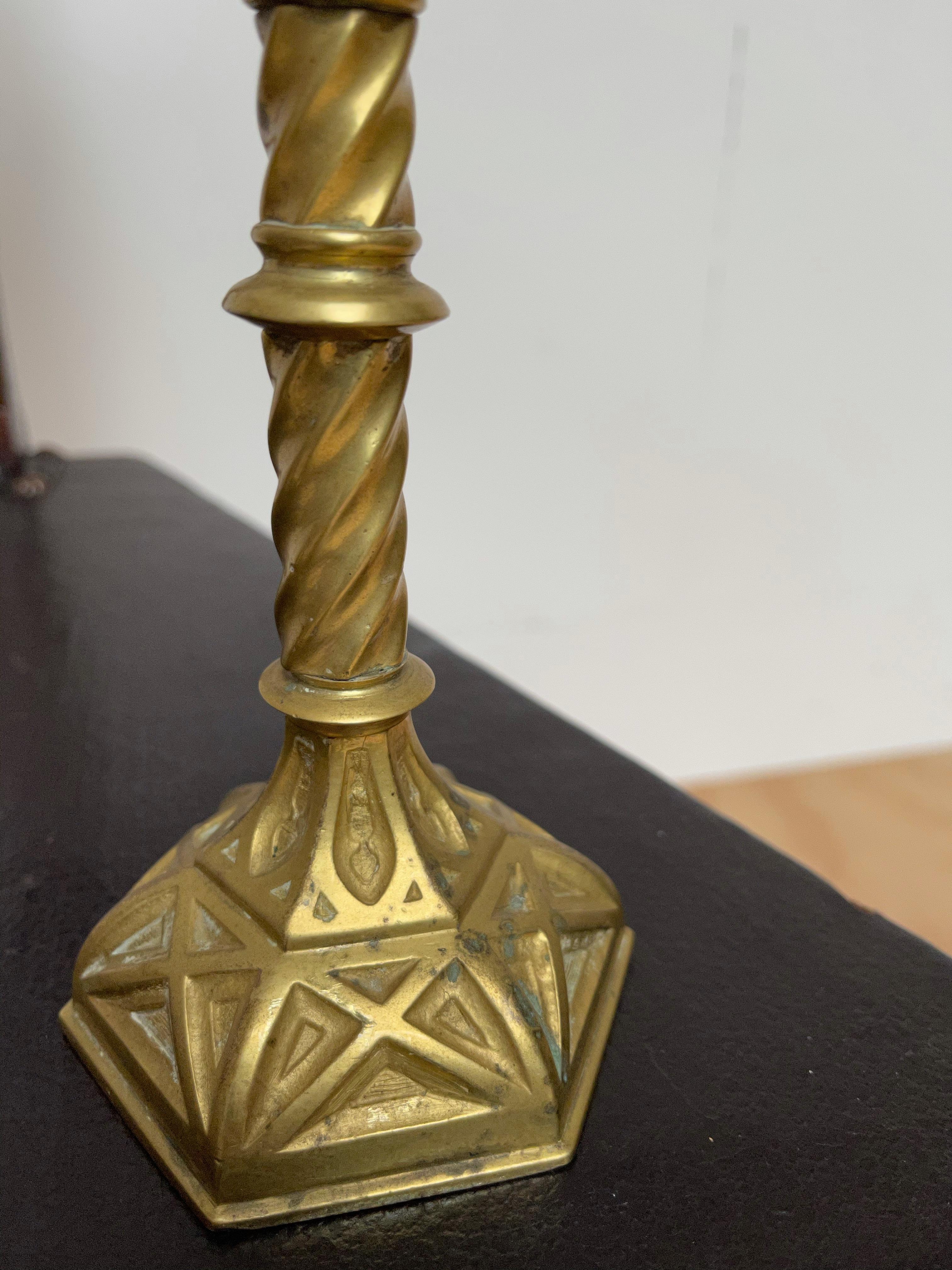 Antikes Paar handgefertigte Kerzenständer aus vergoldeter Bronze im gotischen Stil, Paar (Messing) im Angebot