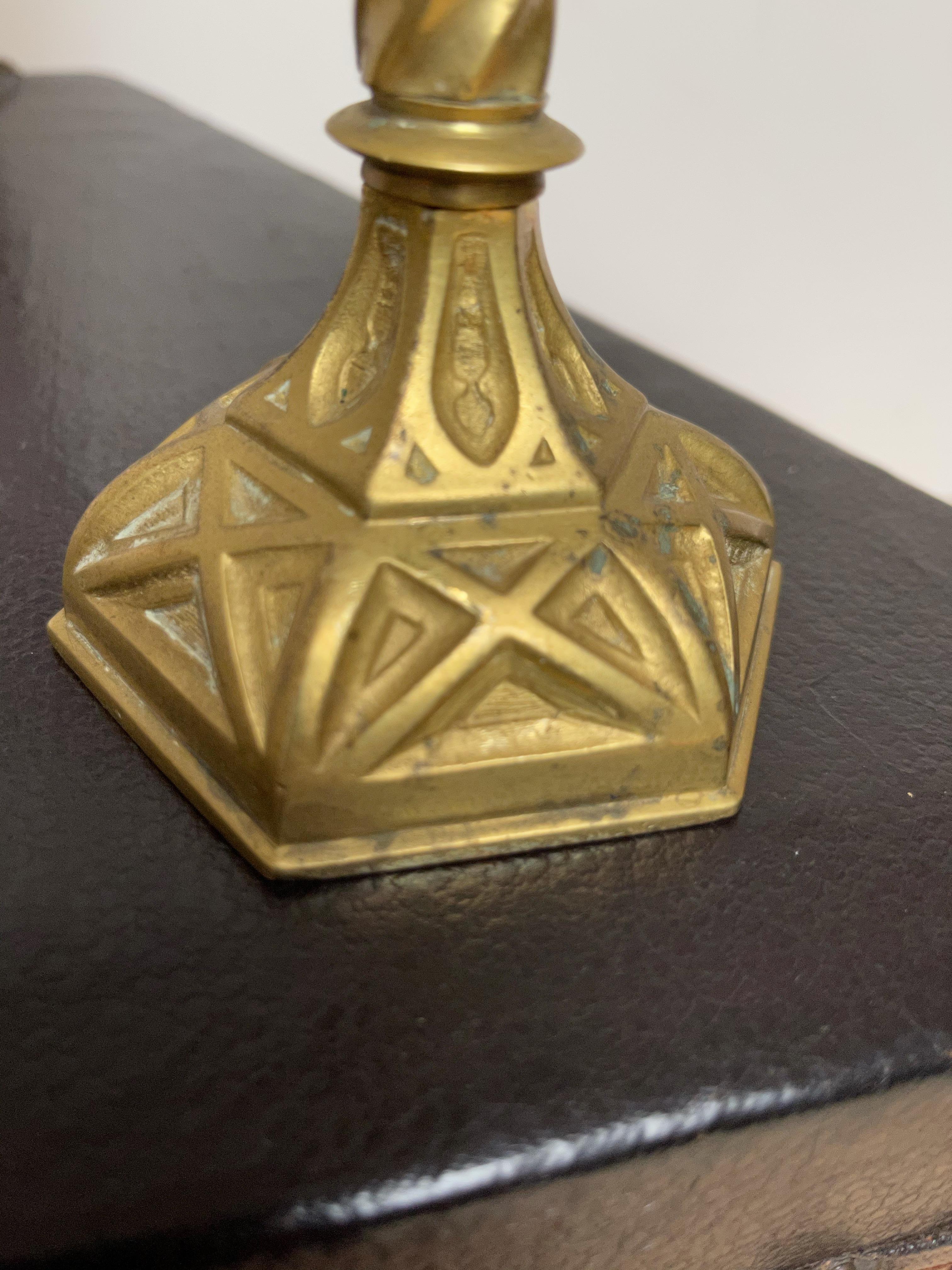 Par Antiguo de Candeleros de Bronce Dorado Artesanales del Renacimiento Gótico en venta 2