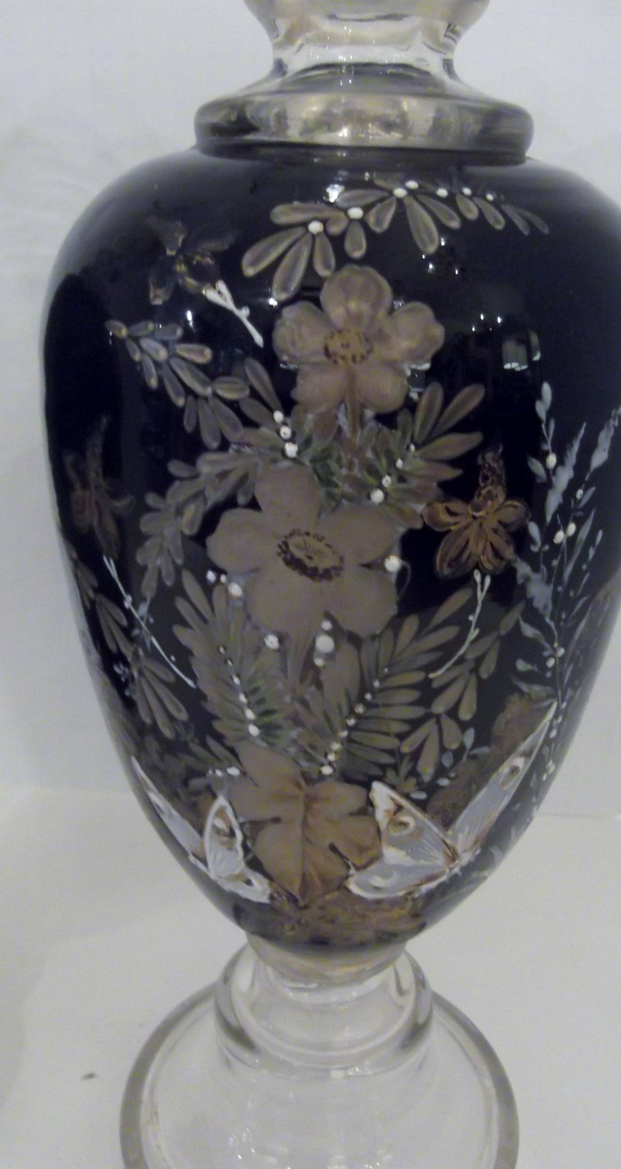 Mouvement esthétique Ancienne paire de vases à garniture en verre européens émaillés à la main en vente