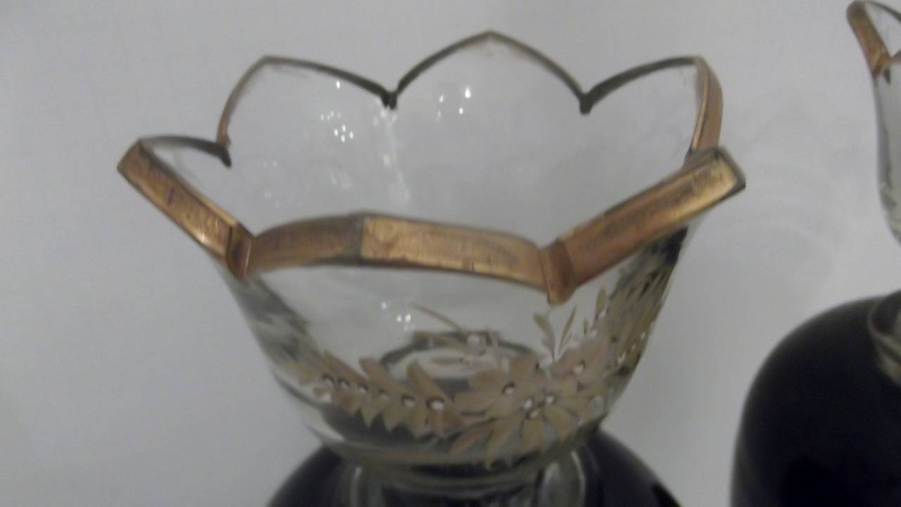 Tchèque Ancienne paire de vases à garniture en verre européens émaillés à la main en vente